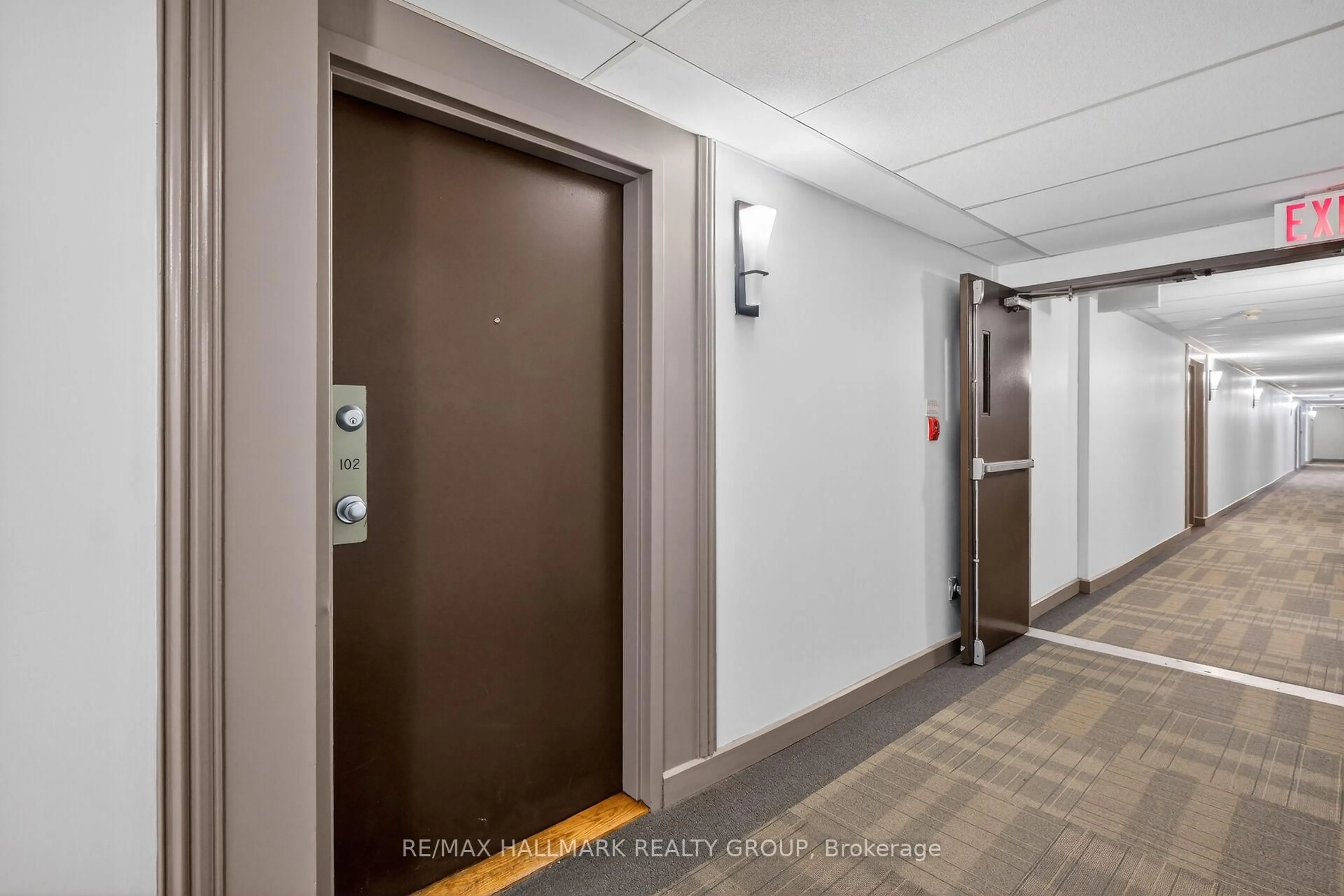 Indoor foyer for 280 Brittany Dr #102, Ottawa Ontario K1K 4M4