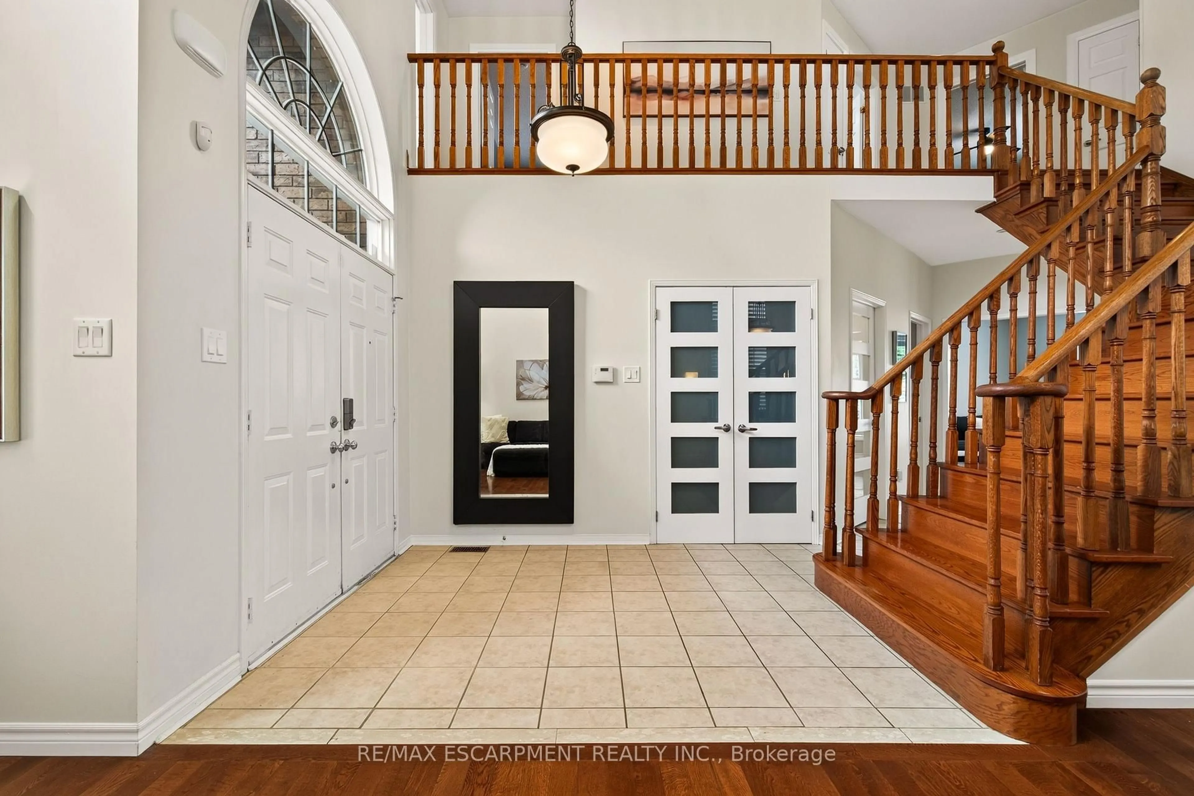 Indoor entryway for 150 DAVIDSON Blvd, Hamilton Ontario L9H 7N6