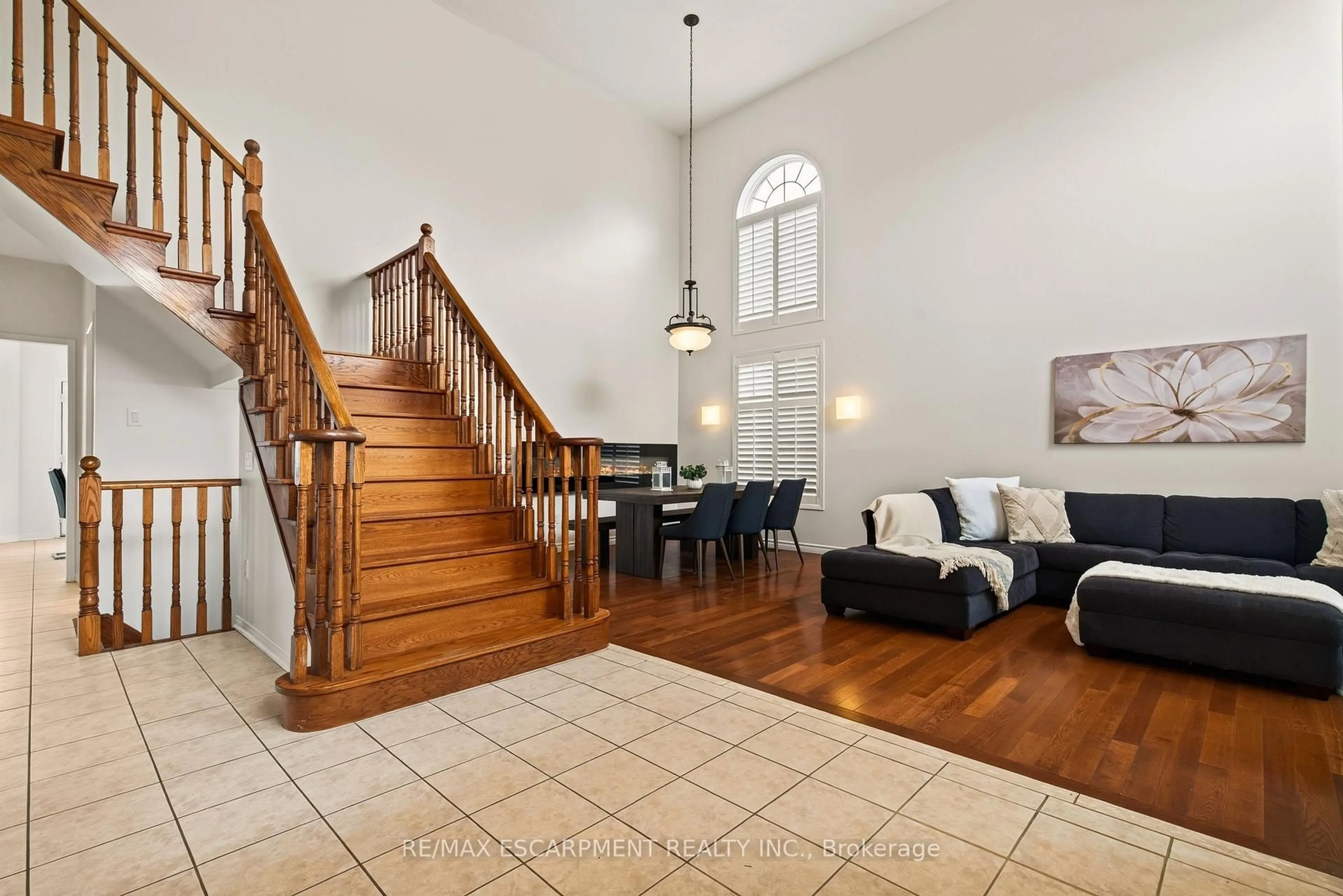 Indoor foyer for 150 DAVIDSON Blvd, Hamilton Ontario L9H 7N6