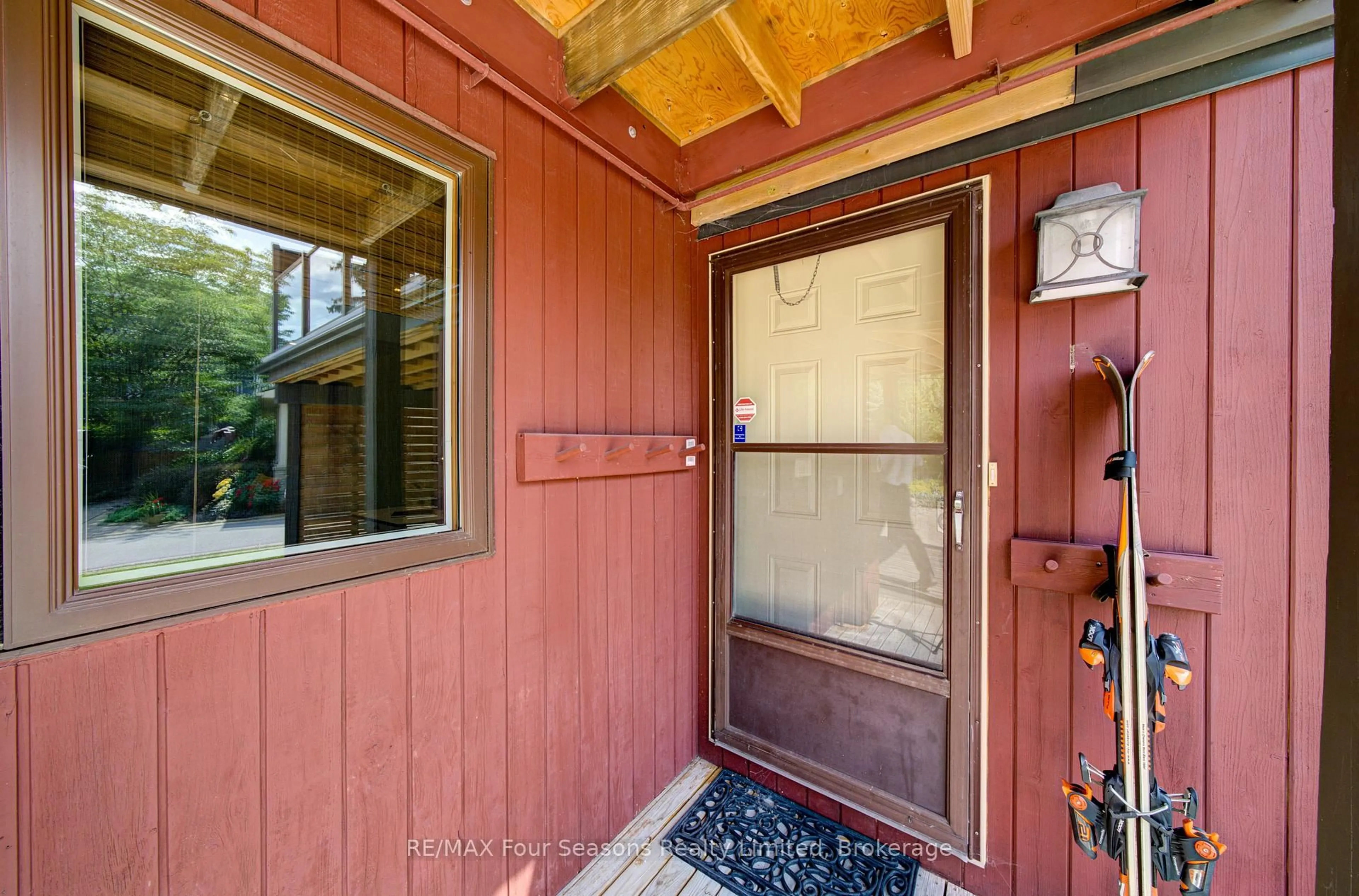 Indoor entryway for 141 Jozo Weider Blvd, Blue Mountains Ontario L9Y 0P7