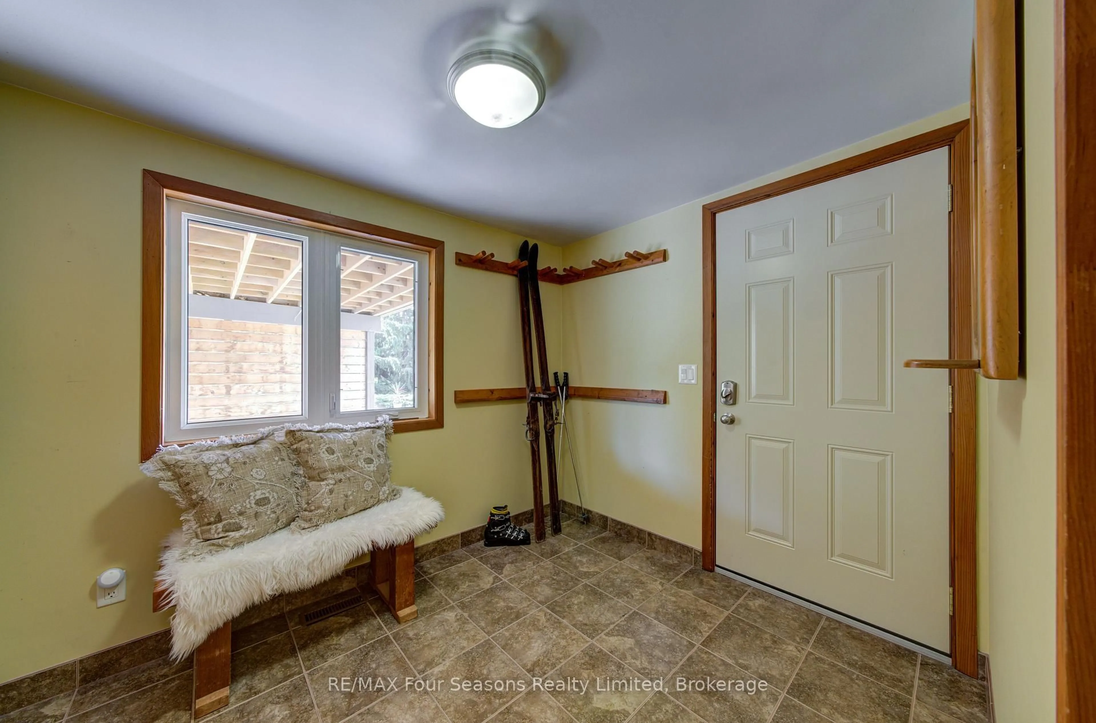 Indoor entryway for 141 Jozo Weider Blvd, Blue Mountains Ontario L9Y 0P7