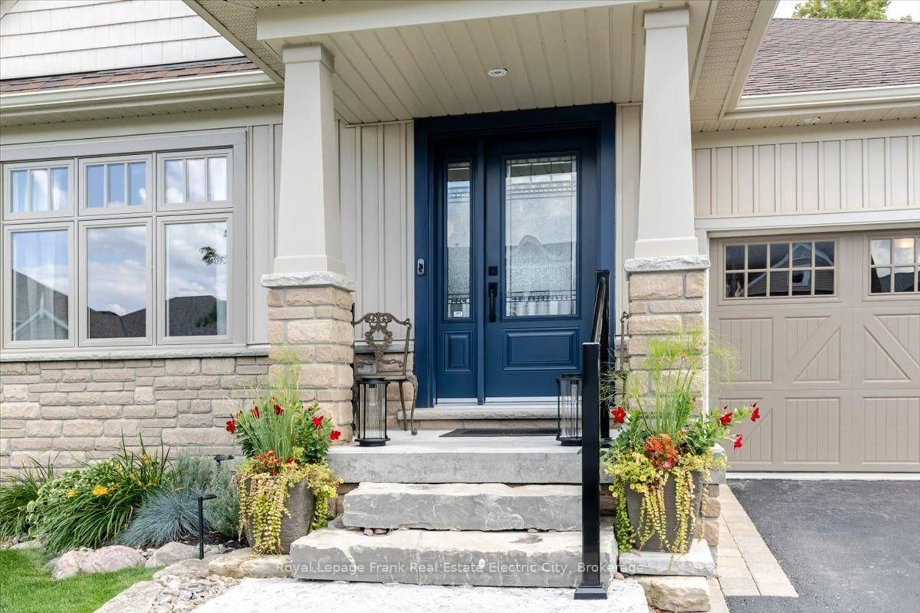 Indoor entryway for 519 Grange Way, Peterborough Ontario K9H 0G4