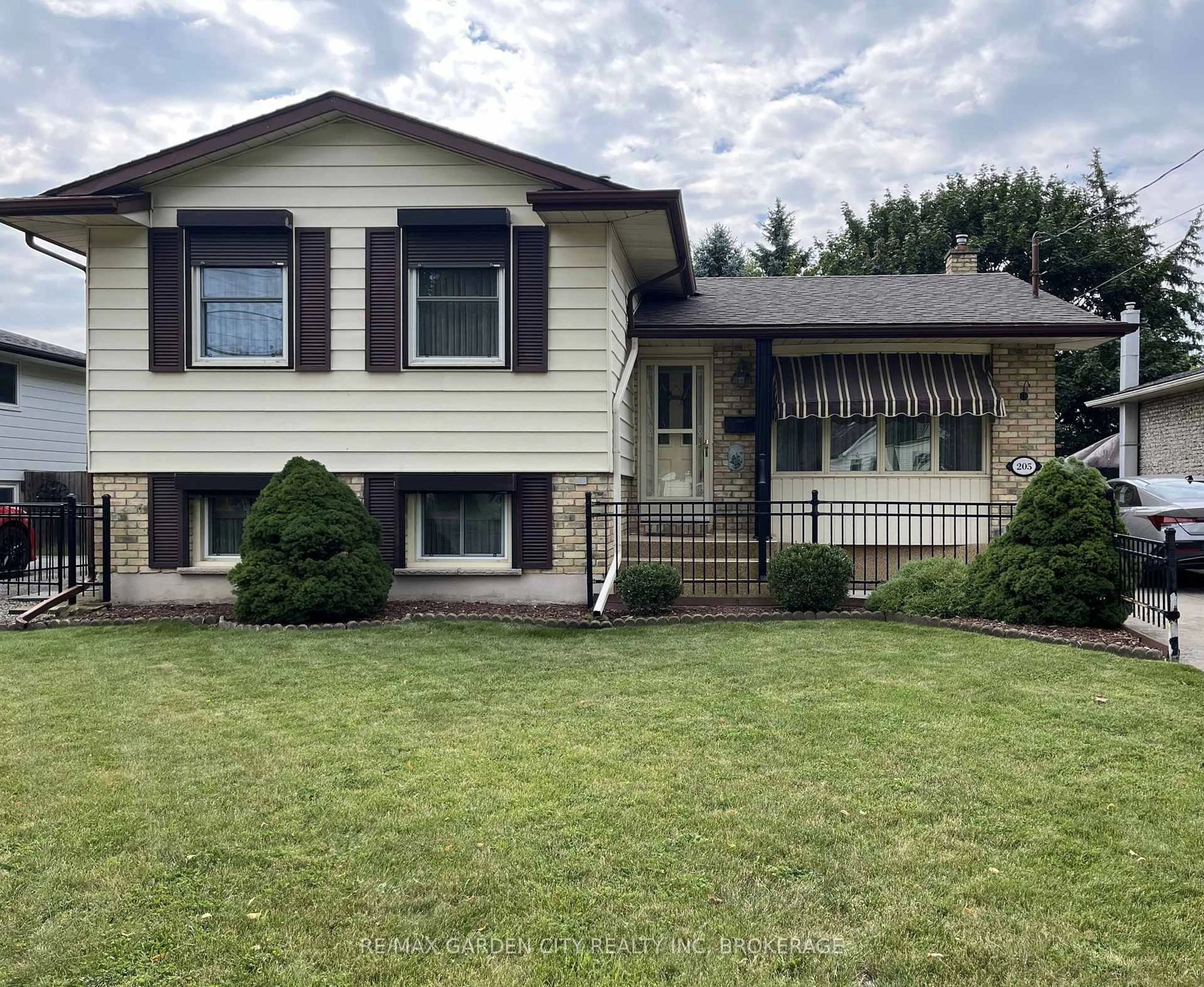 Home with vinyl exterior material, street for 205 Rykert St, St. Catharines Ontario L2S 2B5
