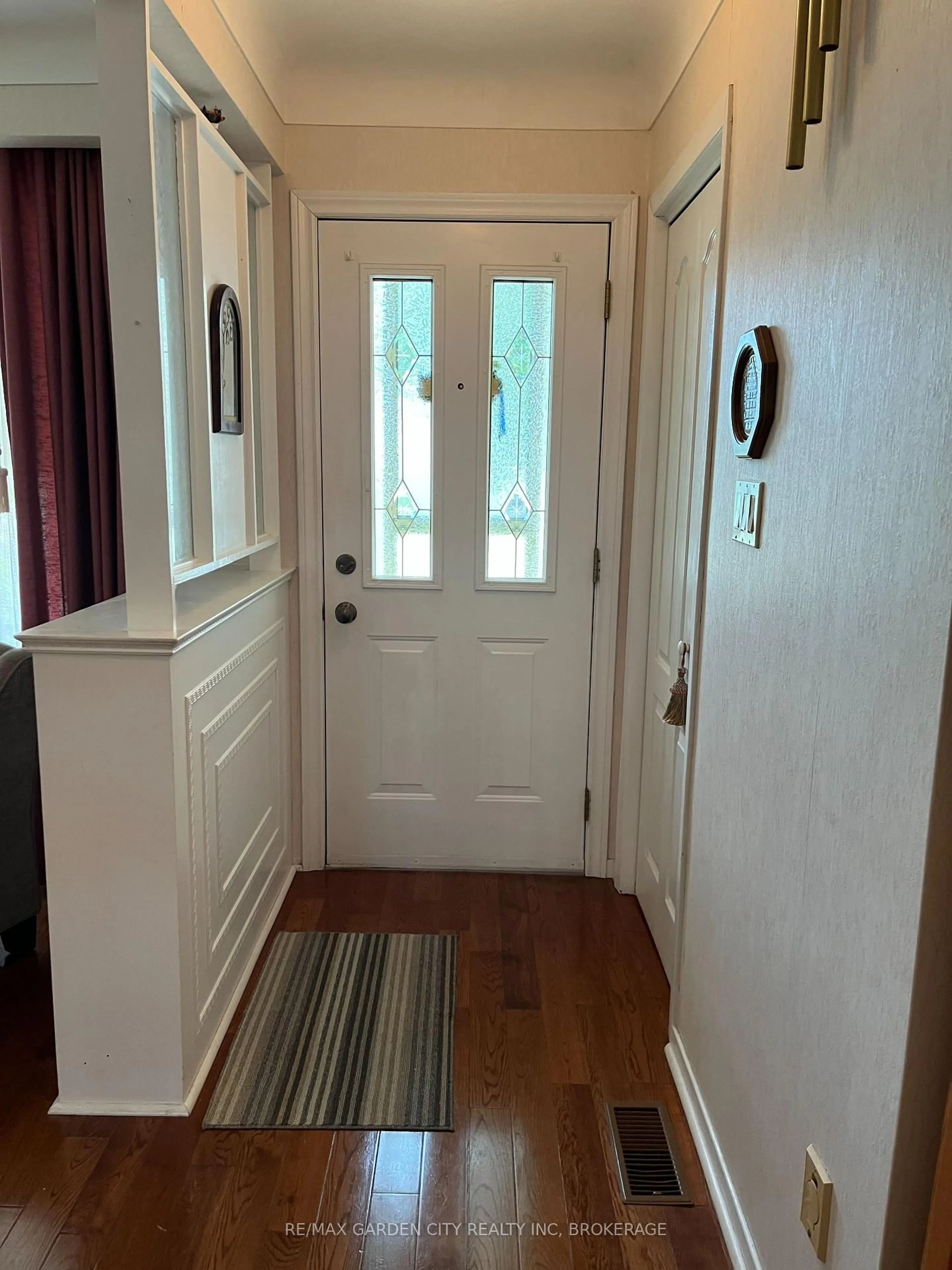 Indoor entryway for 205 Rykert St, St. Catharines Ontario L2S 2B5