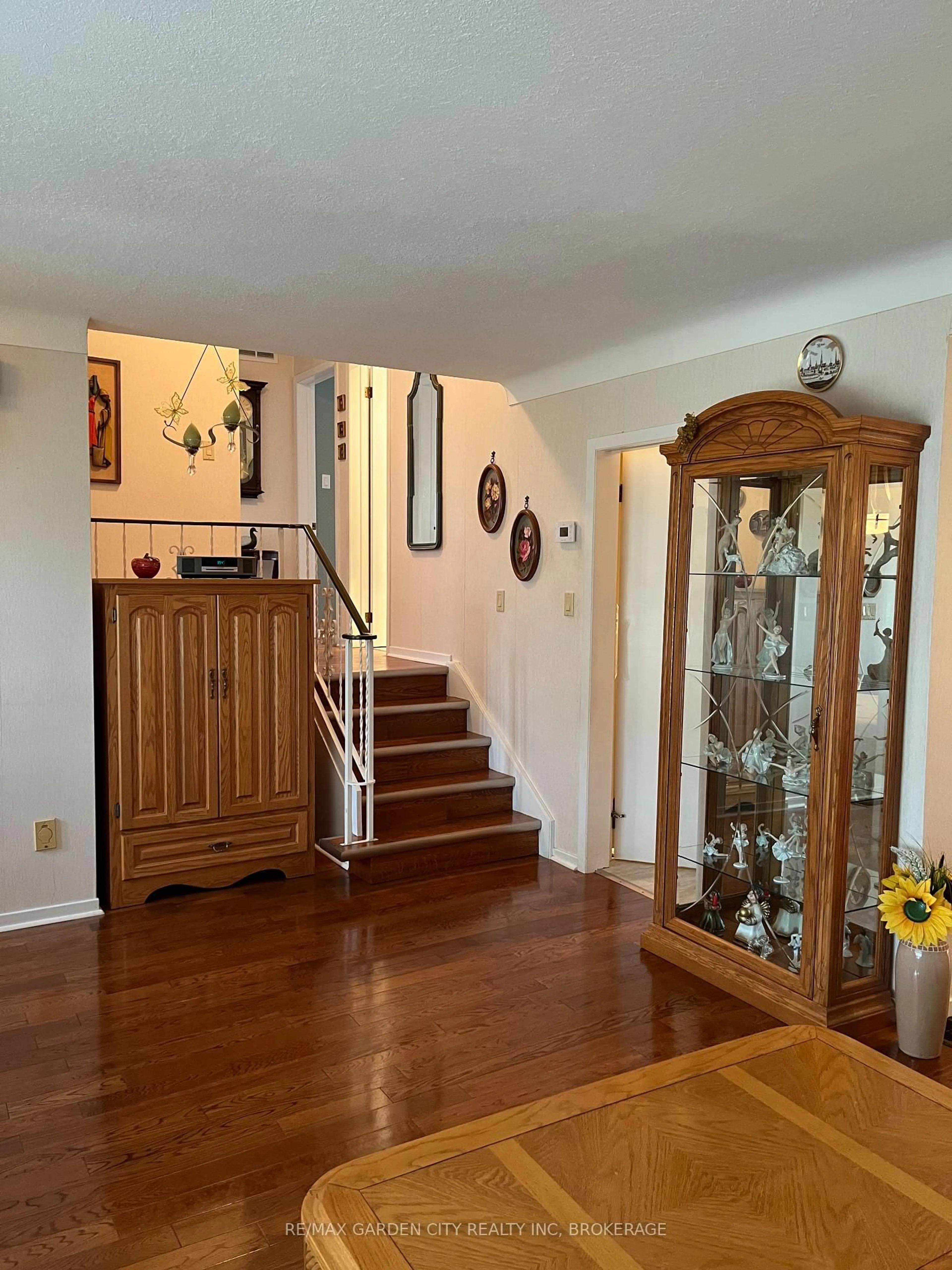 Indoor foyer for 205 Rykert St, St. Catharines Ontario L2S 2B5