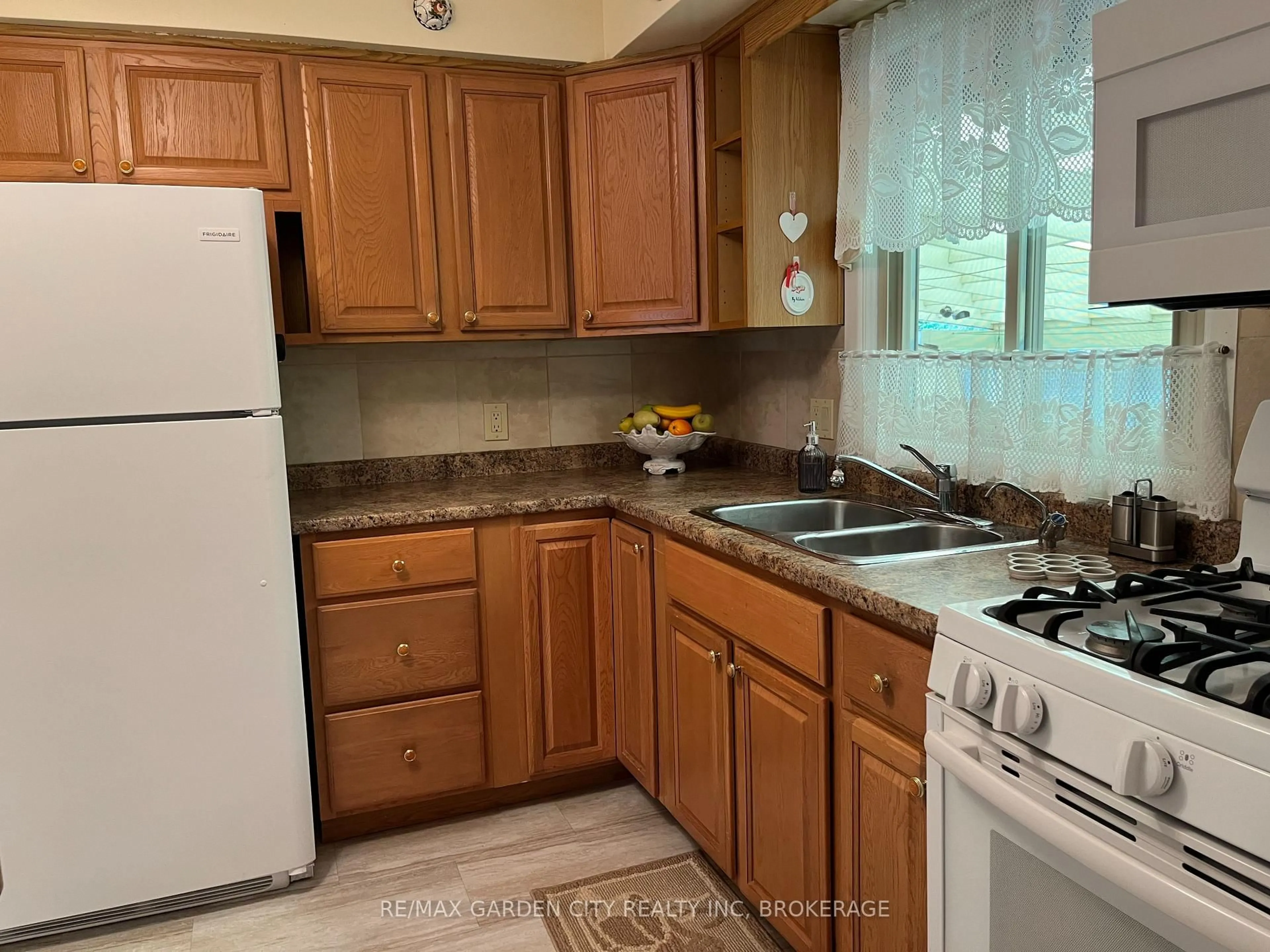 Standard kitchen, unknown for 205 Rykert St, St. Catharines Ontario L2S 2B5