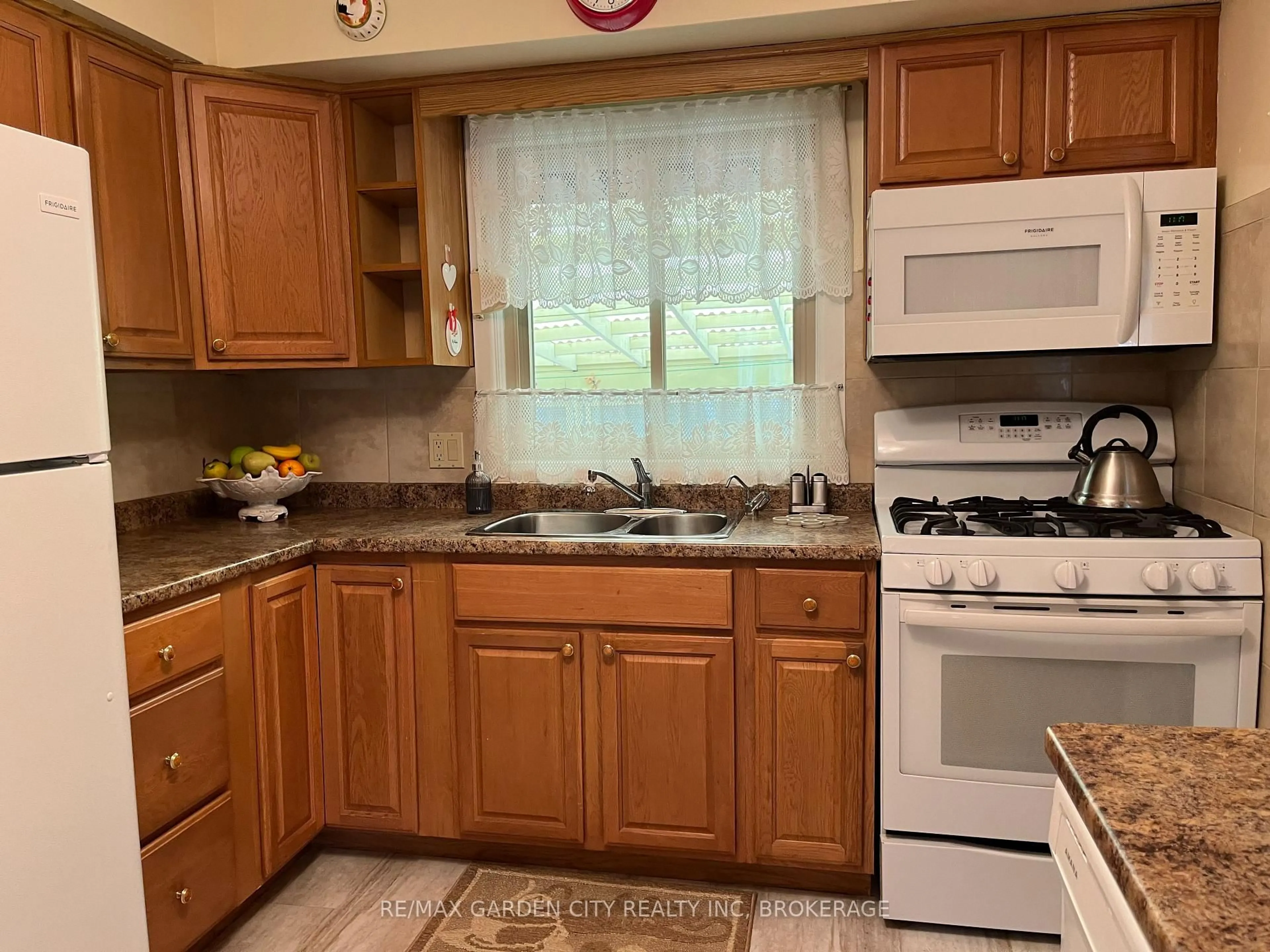 Standard kitchen, unknown for 205 Rykert St, St. Catharines Ontario L2S 2B5