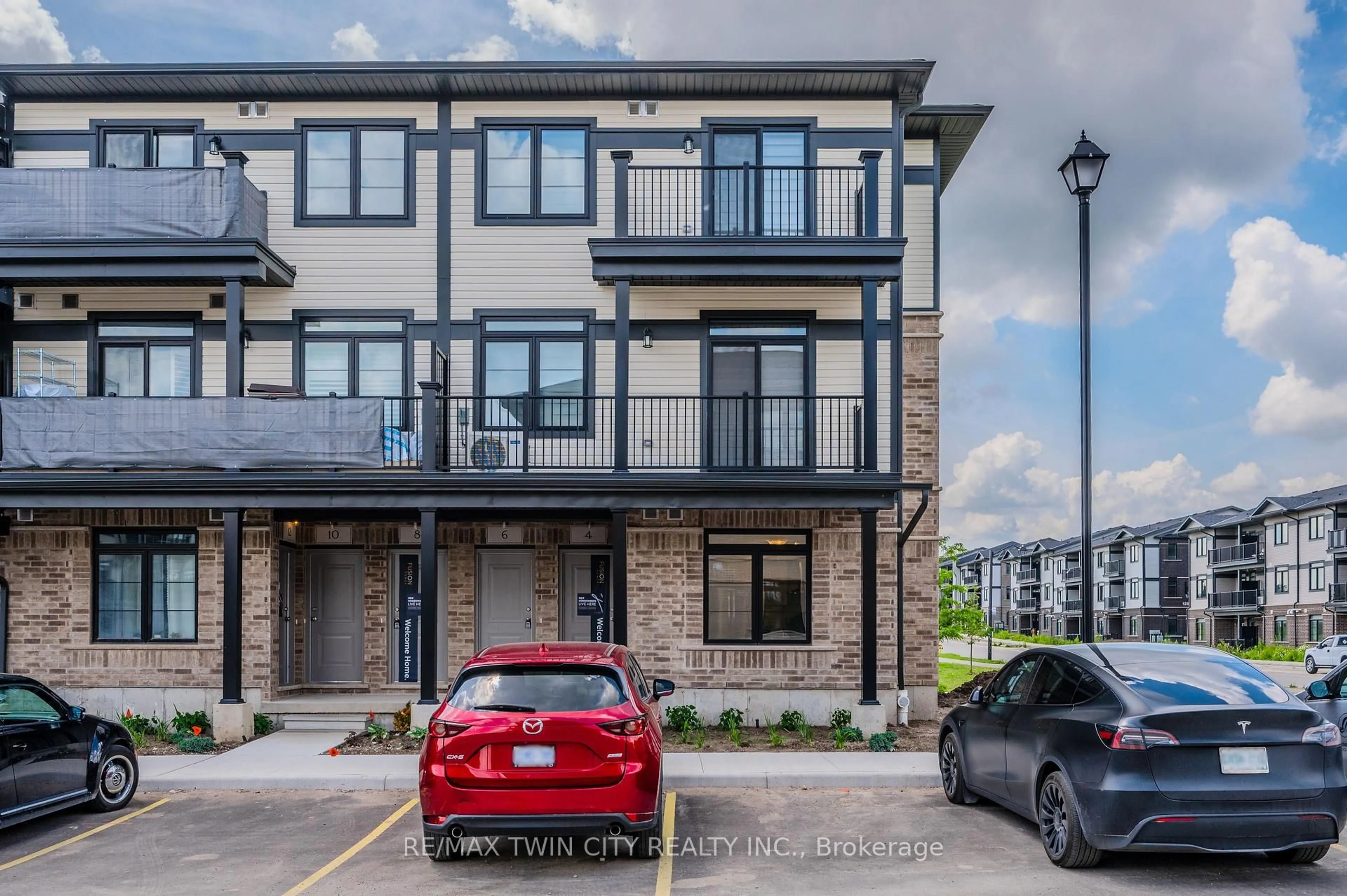 A pic from outside/outdoor area/front of a property/back of a property/a pic from drone, street for 39 Lomond Lane, Kitchener Ontario N2R 0T6