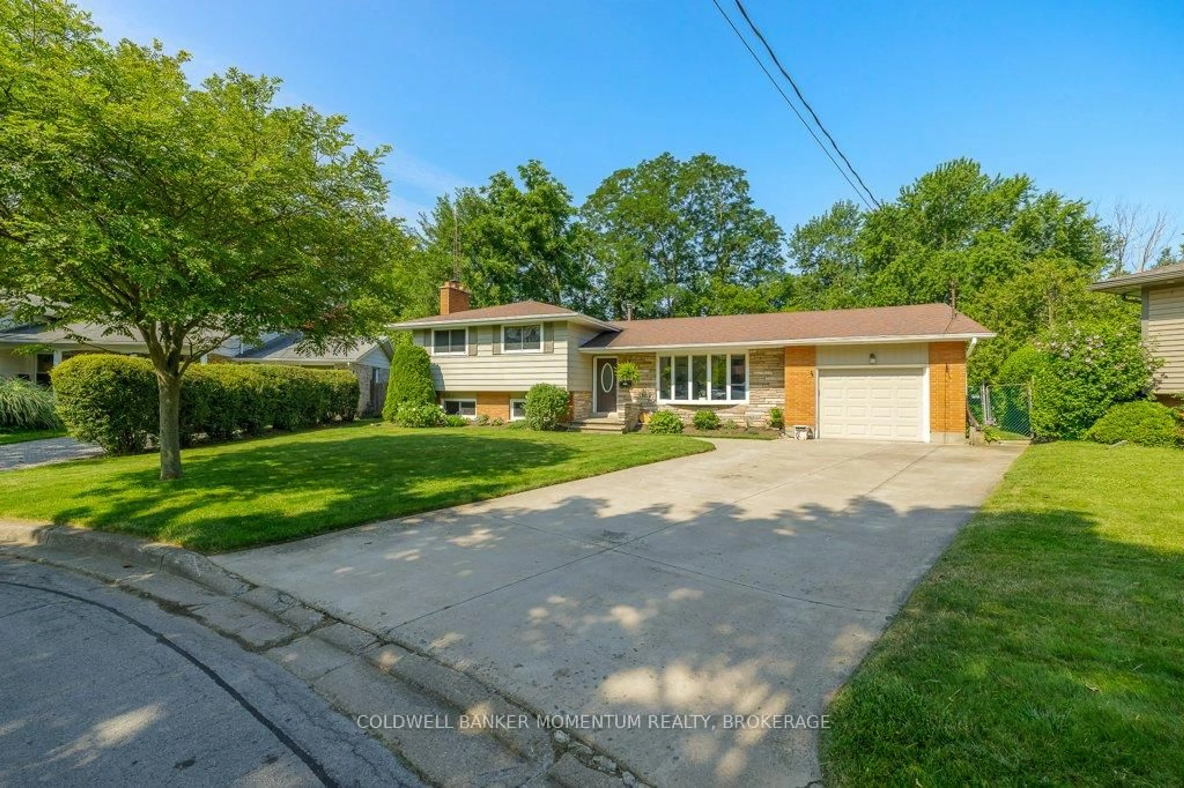 A pic from outside/outdoor area/front of a property/back of a property/a pic from drone, street for 9 Heathcote Terr, St. Catharines Ontario L2M 1K7