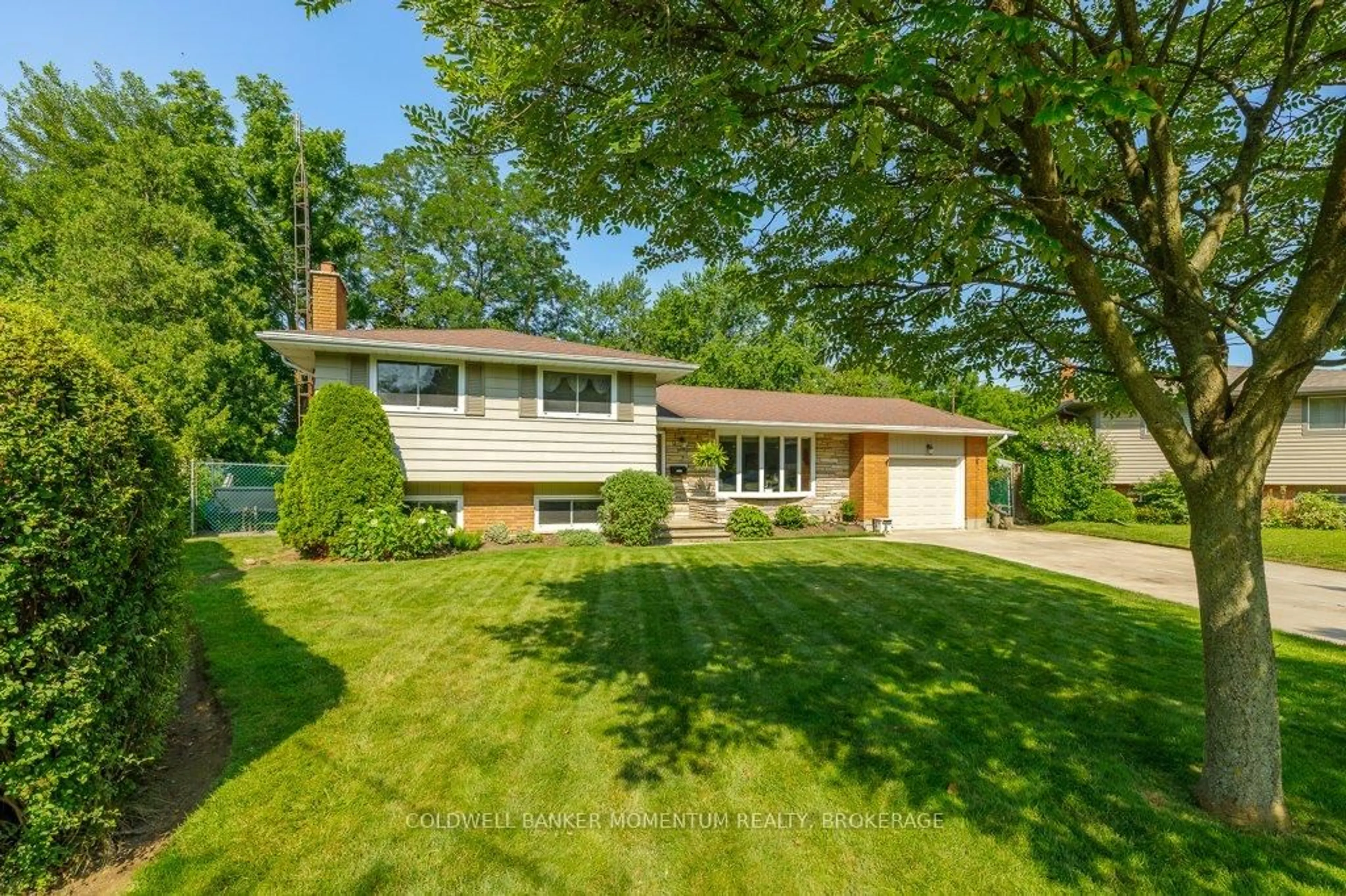 Home with vinyl exterior material, street for 9 Heathcote Terr, St. Catharines Ontario L2M 1K7