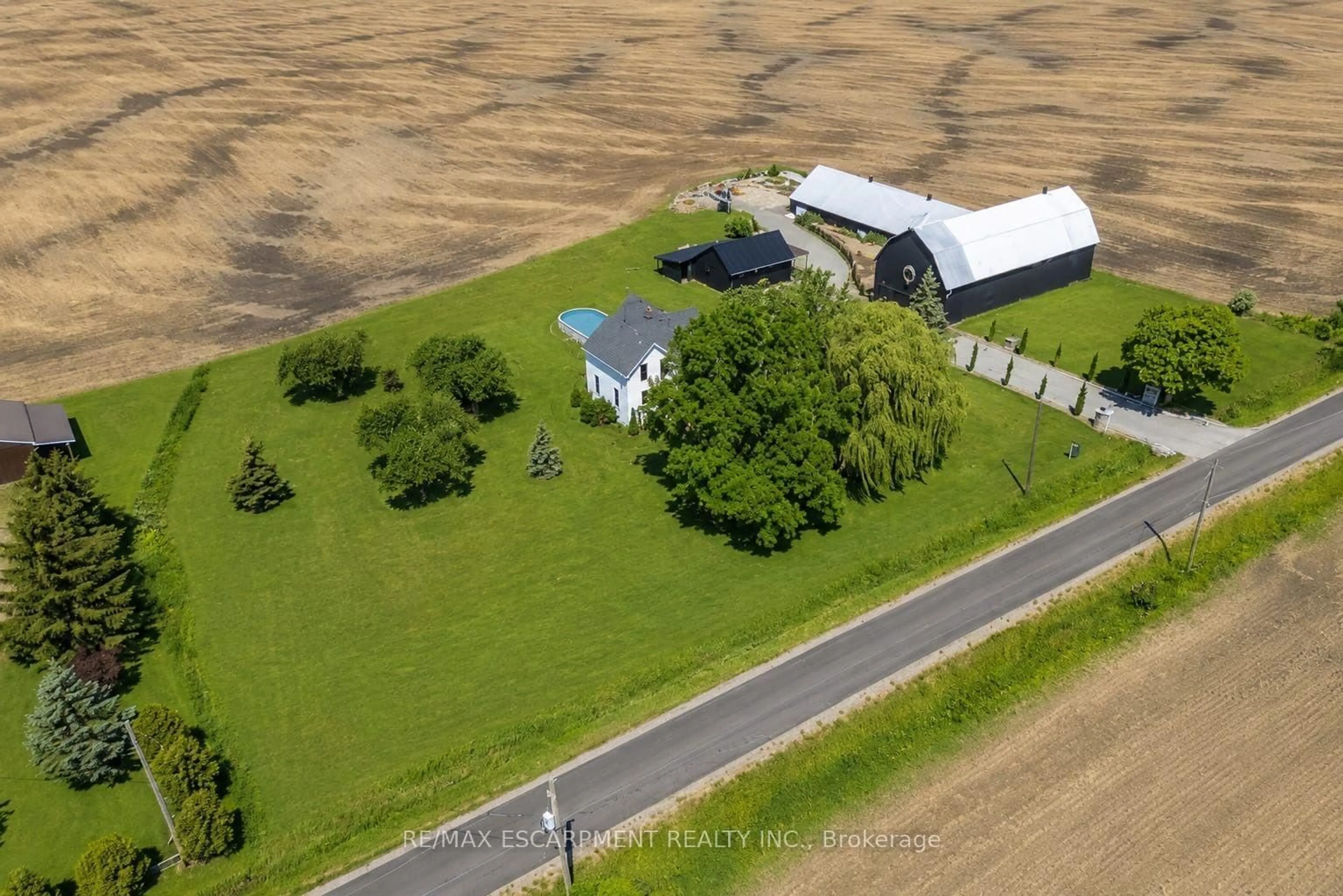 A pic from outside/outdoor area/front of a property/back of a property/a pic from drone, building for 110 Cream St, Pelham Ontario L0S 1C0