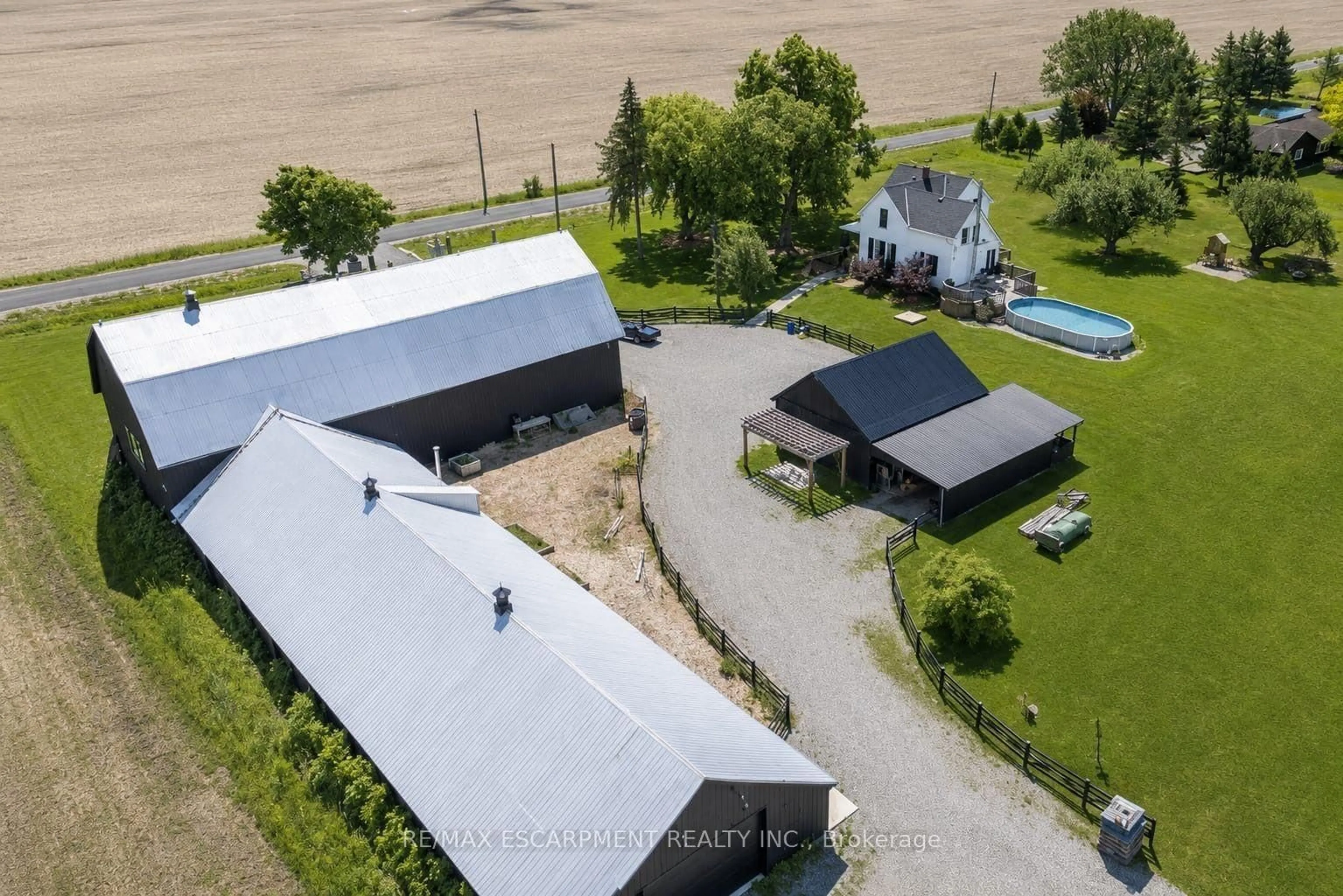 A pic from outside/outdoor area/front of a property/back of a property/a pic from drone, building for 110 Cream St, Pelham Ontario L0S 1C0