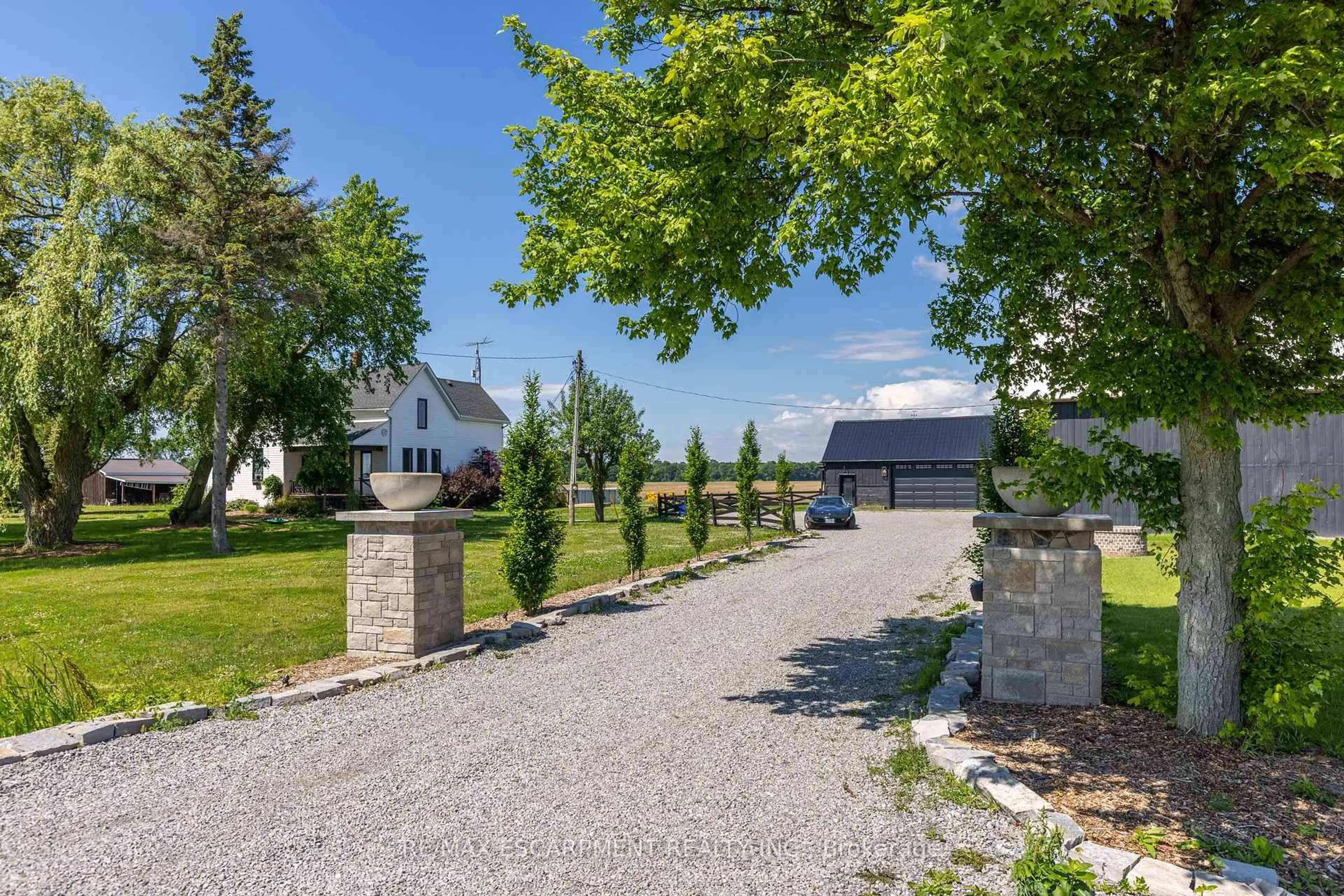A pic from outside/outdoor area/front of a property/back of a property/a pic from drone, street for 110 Cream St, Pelham Ontario L0S 1C0