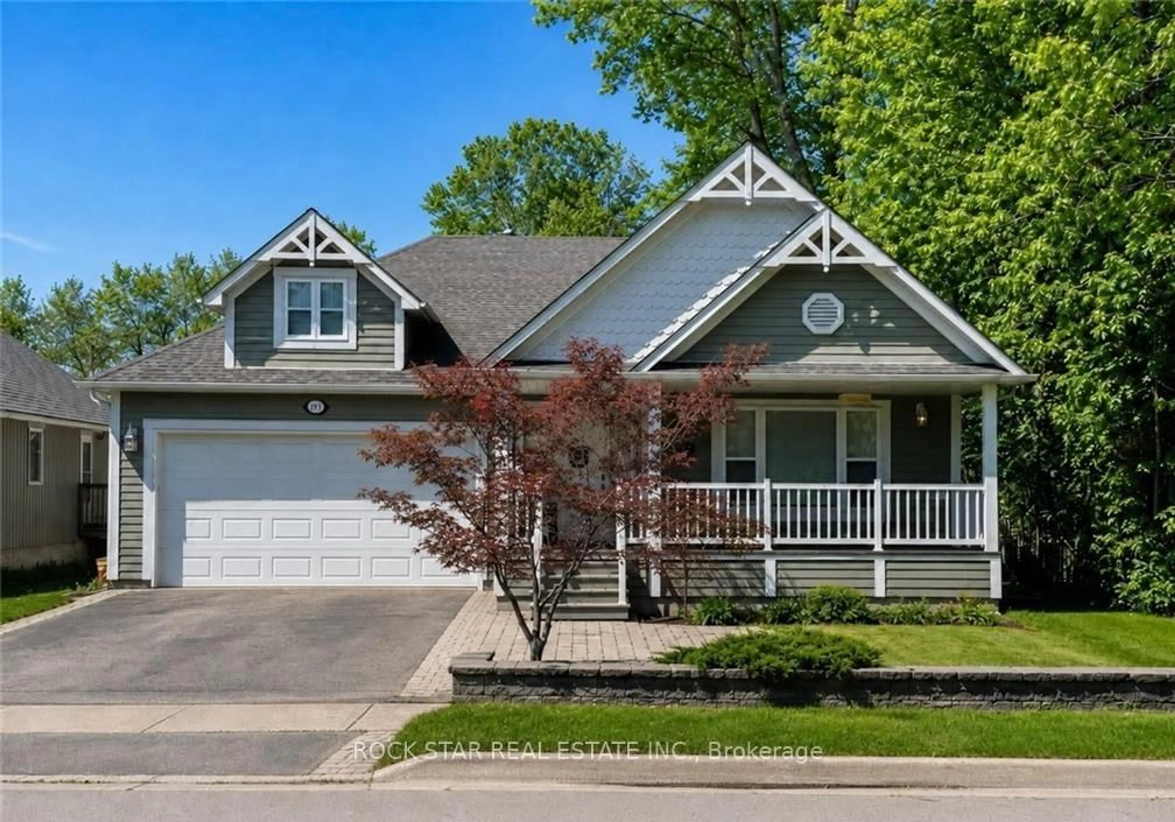 Home with vinyl exterior material, street for 996 BEACH Blvd, Hamilton Ontario L8H 6Z4