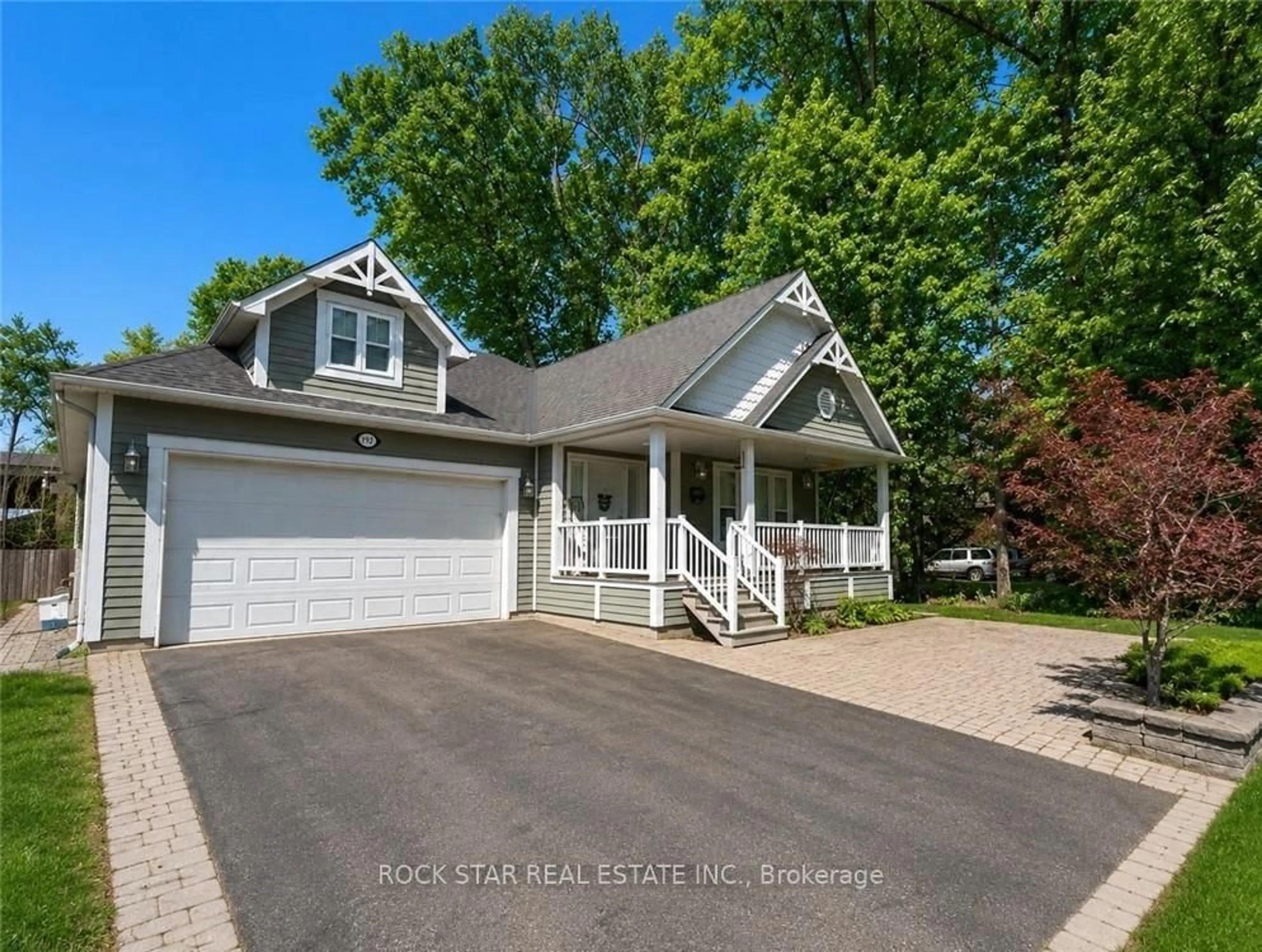 Home with vinyl exterior material, street for 996 BEACH Blvd, Hamilton Ontario L8H 6Z4
