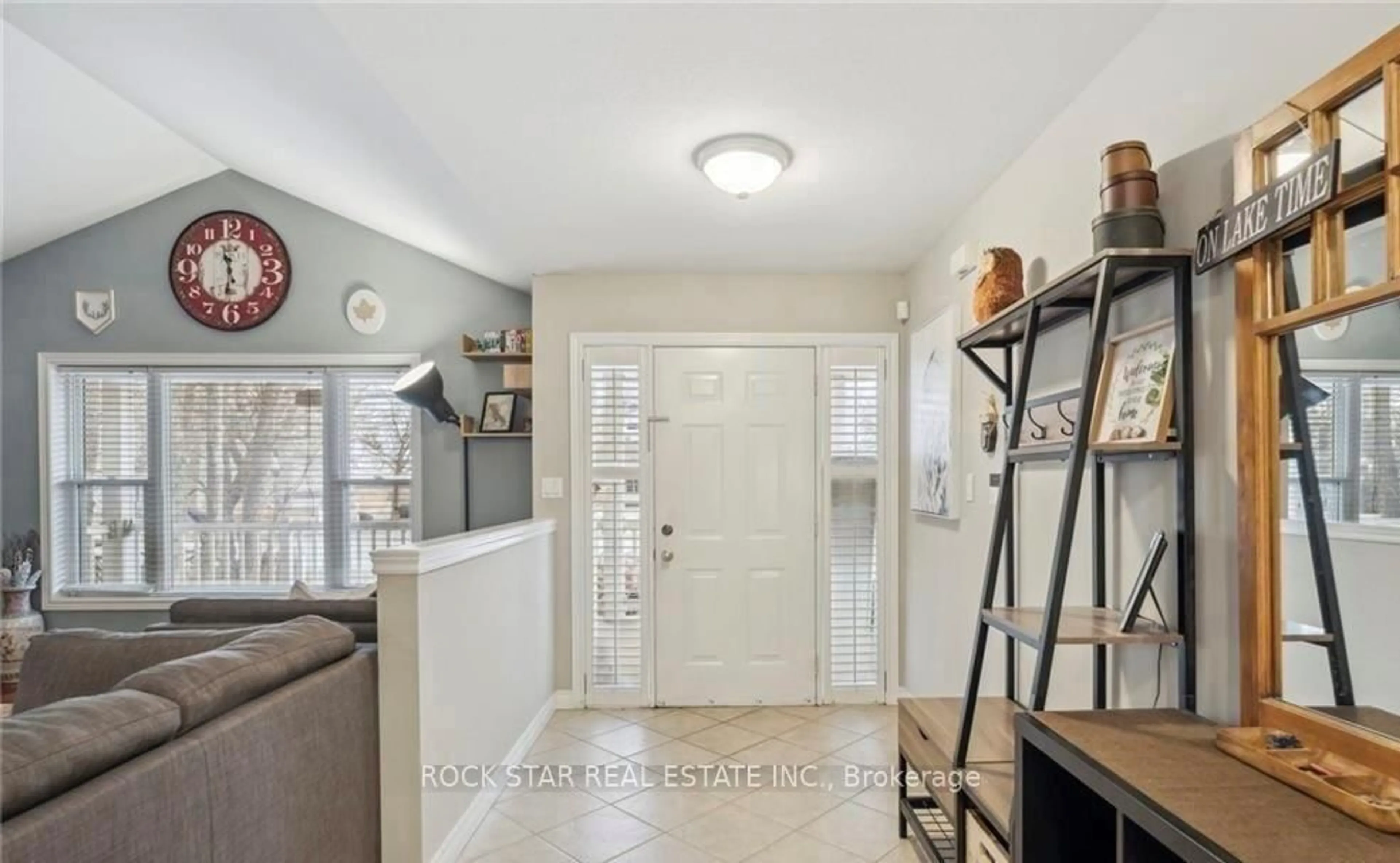 Indoor entryway for 996 BEACH Blvd, Hamilton Ontario L8H 6Z4