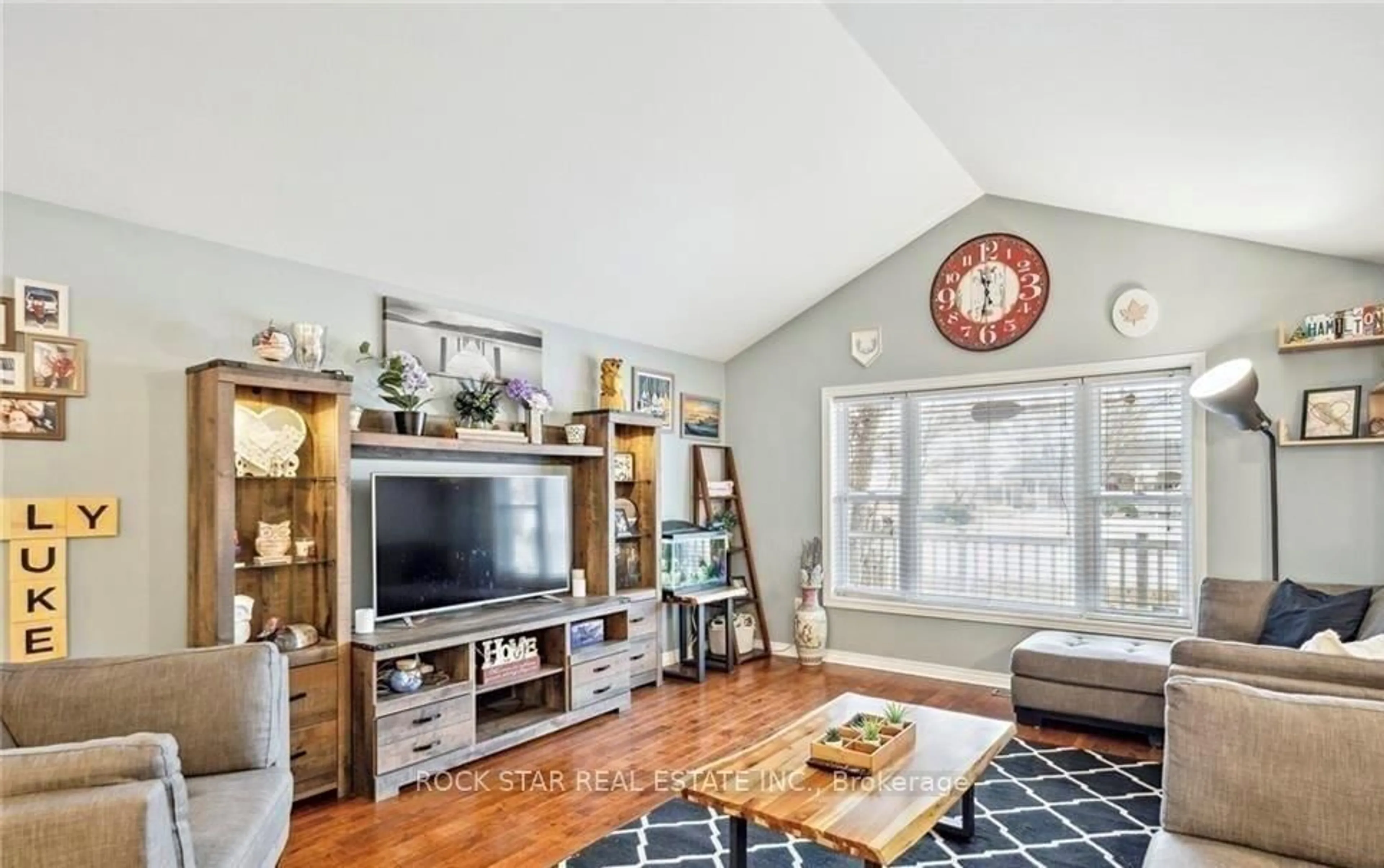 Living room with furniture, unknown for 996 BEACH Blvd, Hamilton Ontario L8H 6Z4