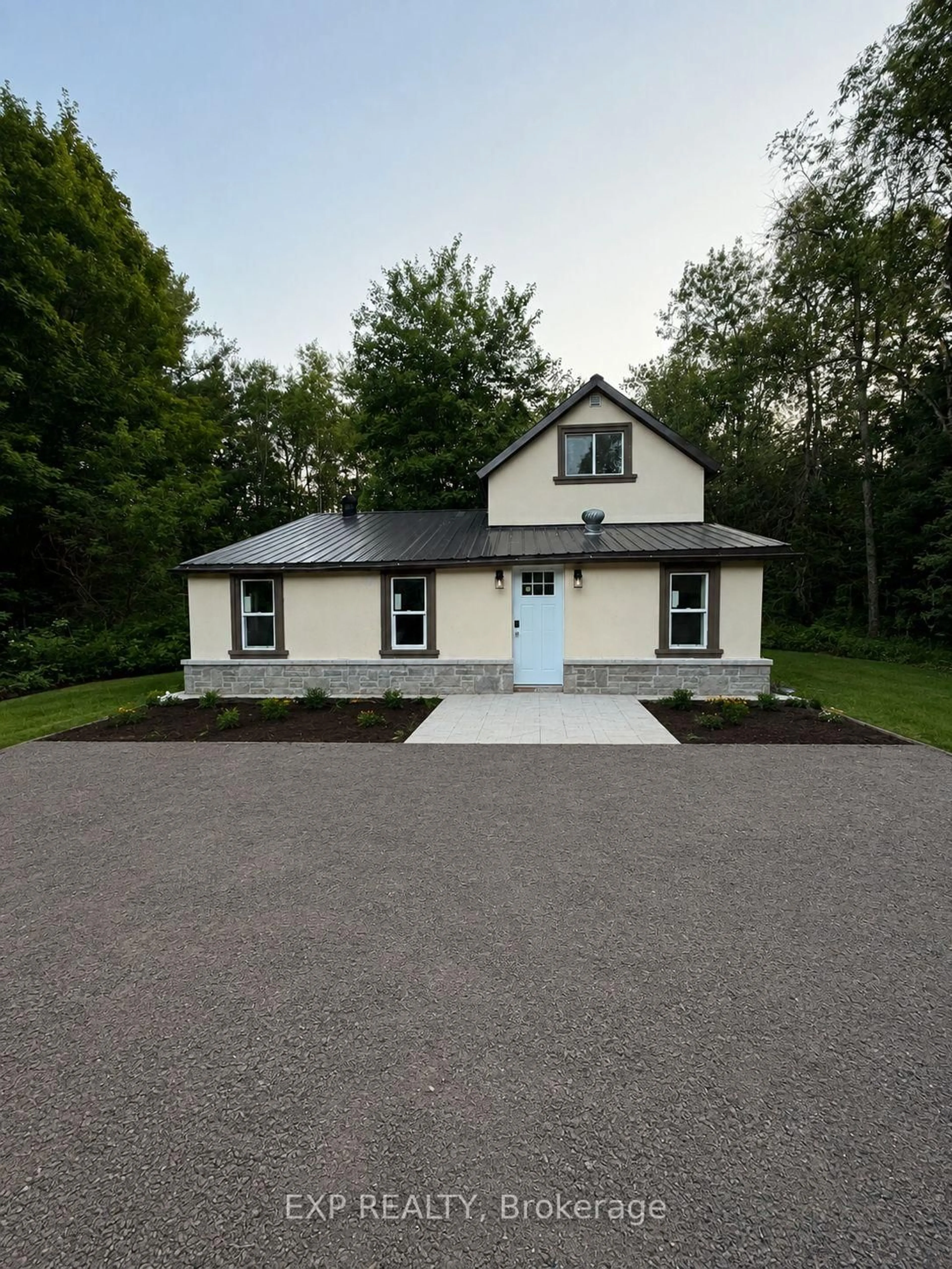 Home with vinyl exterior material, street for 137 Old North Rd, Huntsville Ontario P1H 2J4