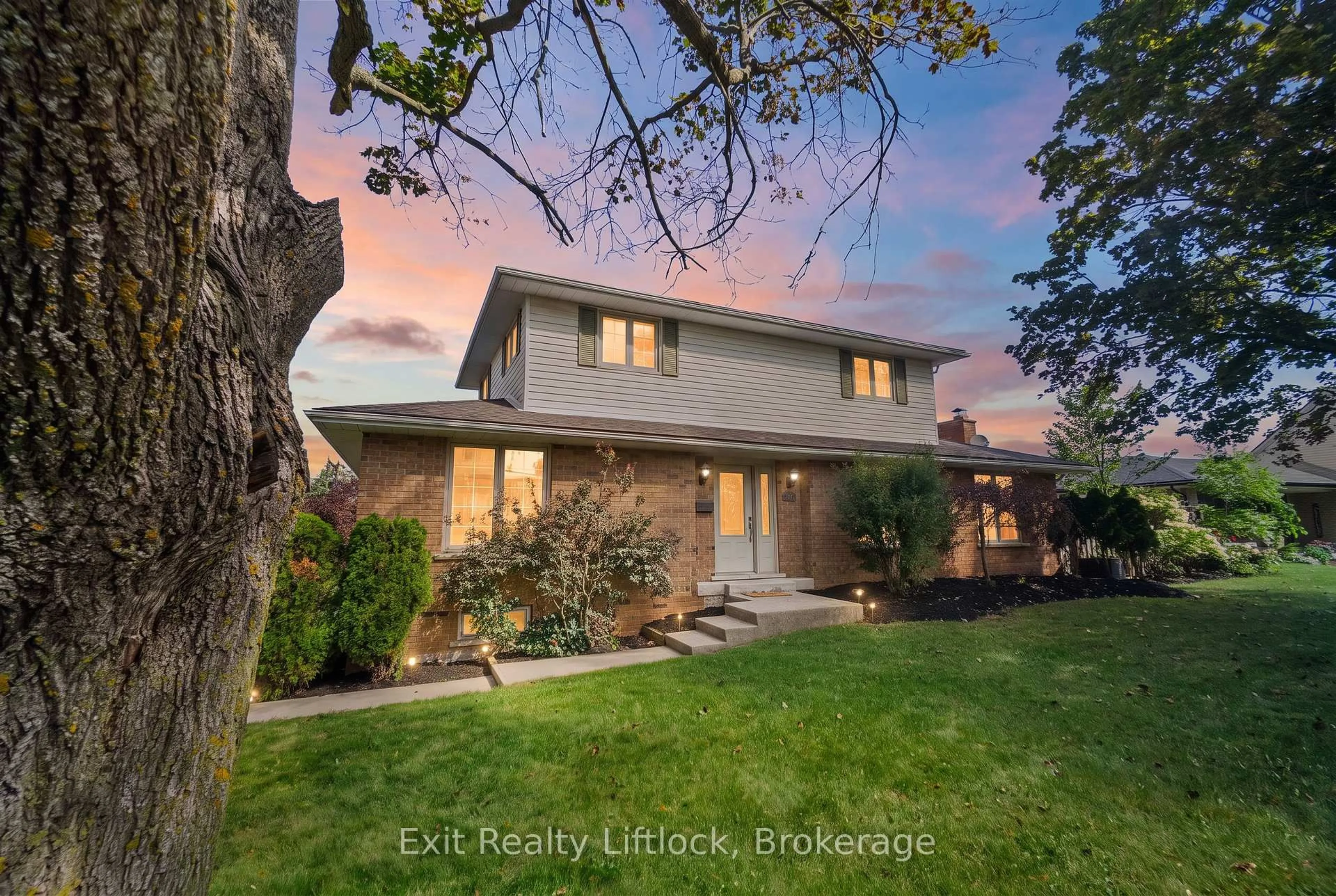 A pic from outside/outdoor area/front of a property/back of a property/a pic from drone, street for 958 Smithside Crt, Peterborough Ontario K9J 8E2