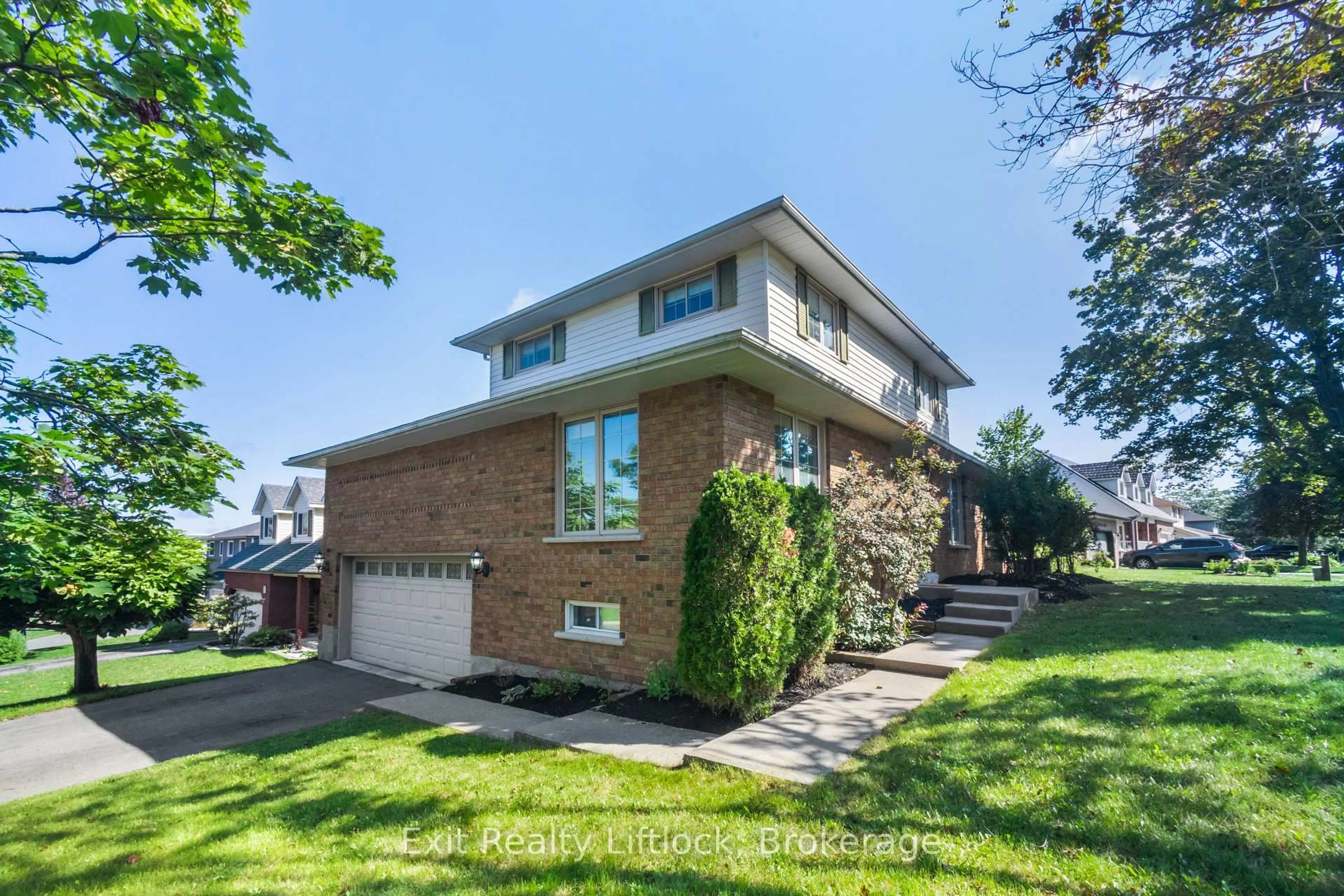 Home with brick exterior material, street for 958 Smithside Crt, Peterborough Ontario K9J 8E2