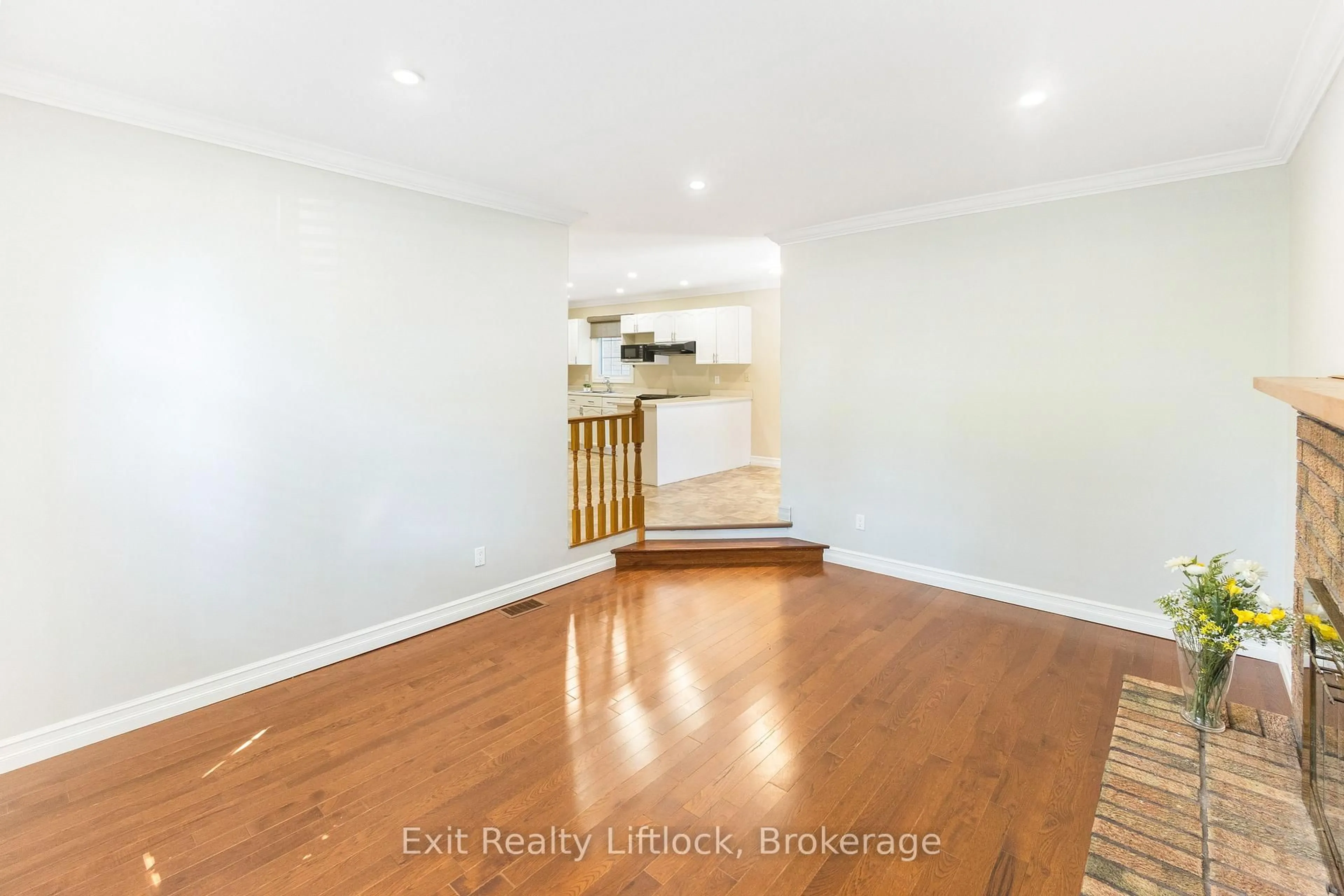 Indoor entryway for 958 Smithside Crt, Peterborough Ontario K9J 8E2