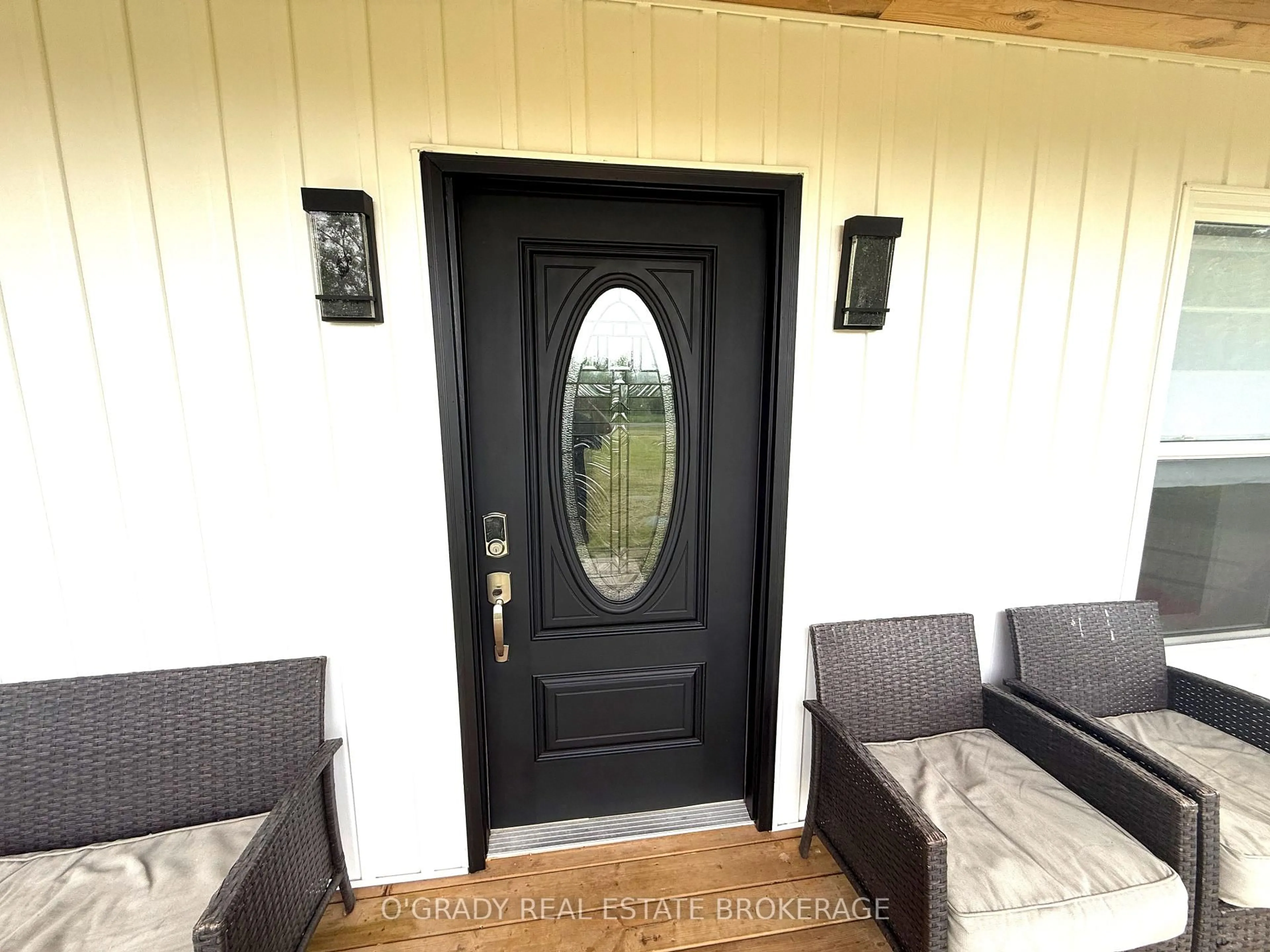Indoor entryway for 94 Caintown Rd, Front of Yonge Ontario K0E 1R0