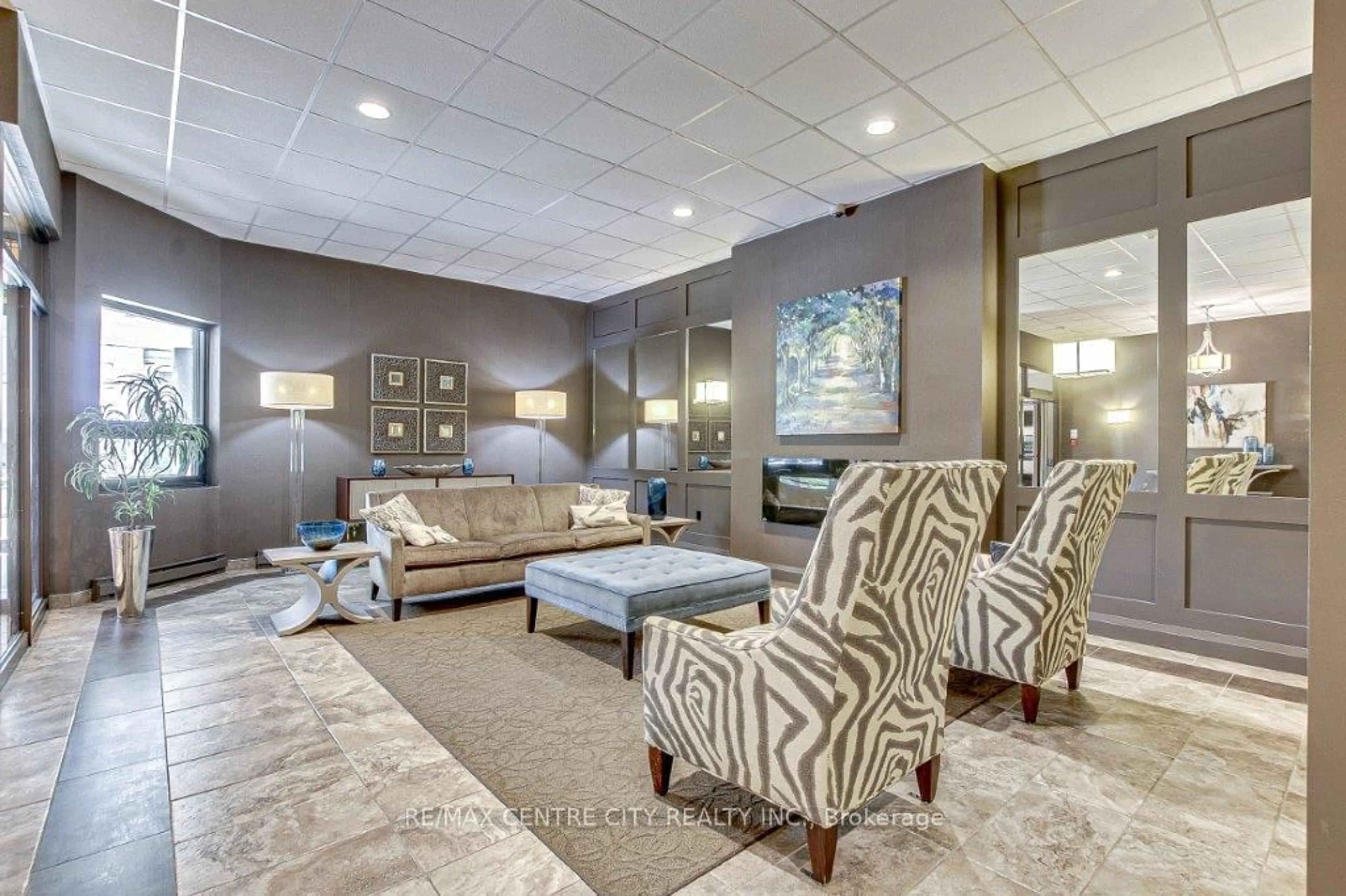 Lobby for 549 RIDOUT St #203, London East Ontario N6A 5N5
