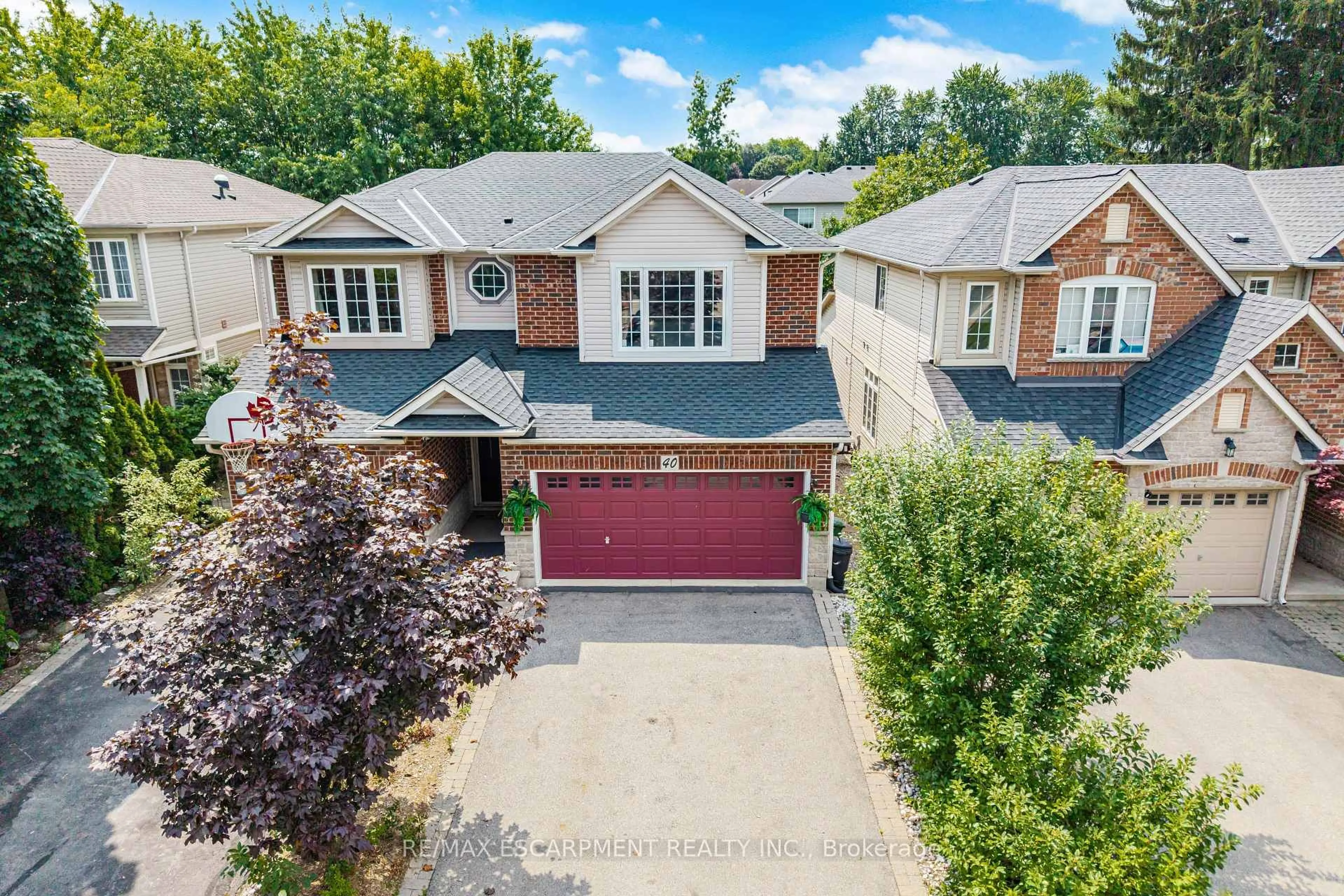 A pic from outside/outdoor area/front of a property/back of a property/a pic from drone, street for 40 Sunnycroft Crt, Hamilton Ontario L8B 0L3