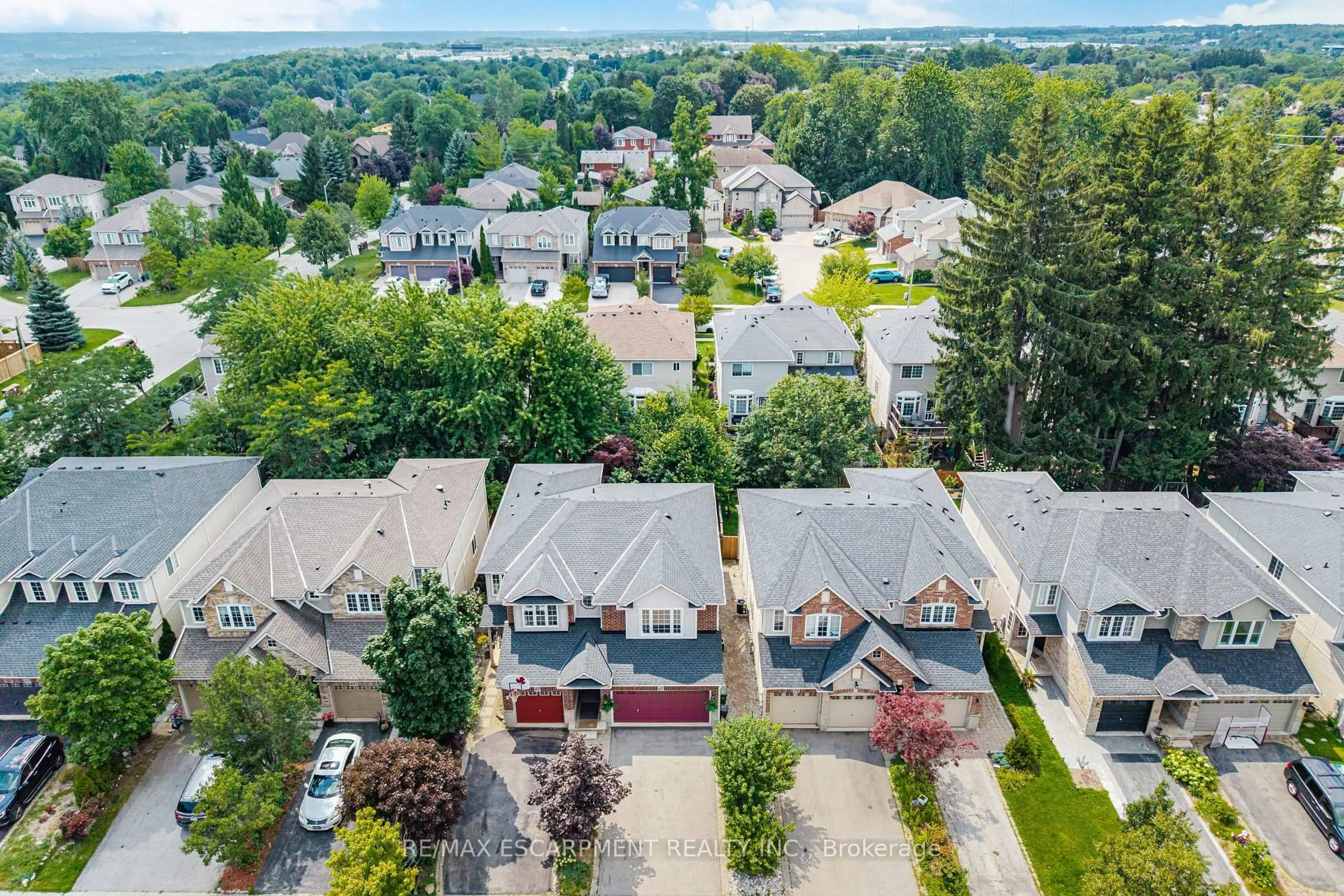 A pic from outside/outdoor area/front of a property/back of a property/a pic from drone, street for 40 Sunnycroft Crt, Hamilton Ontario L8B 0L3
