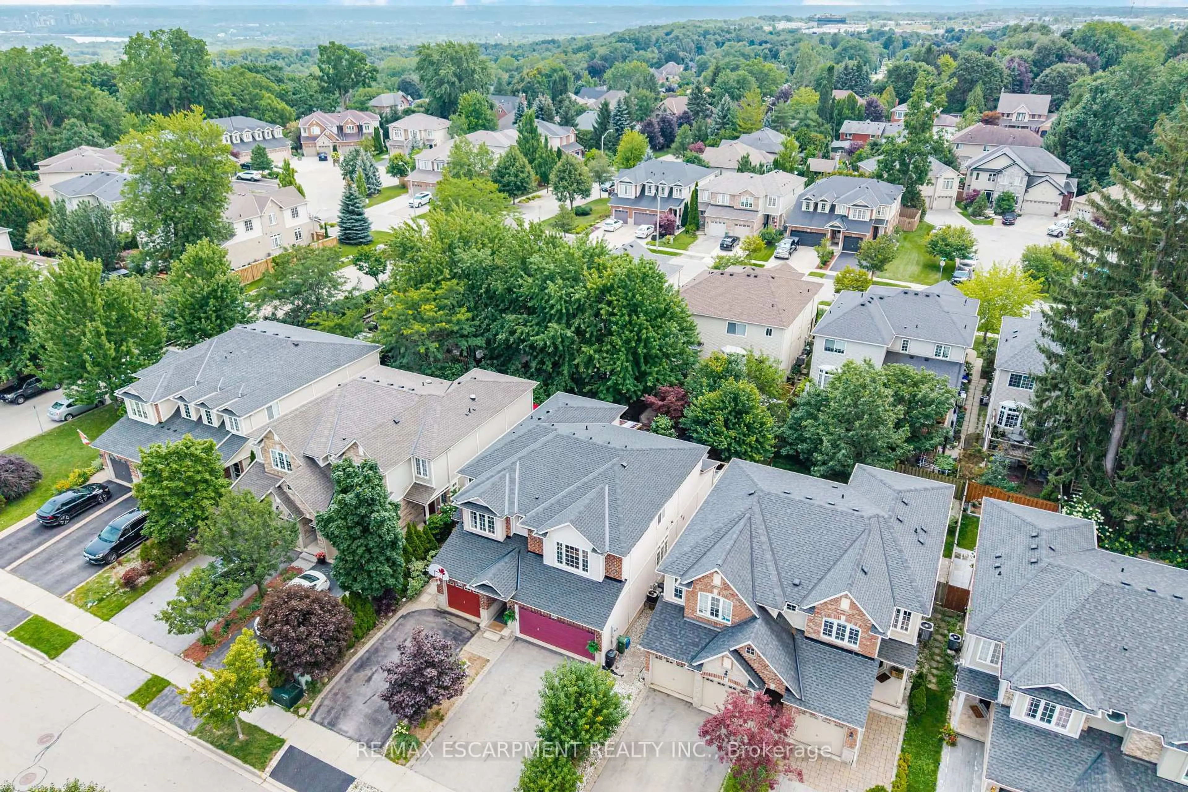 A pic from outside/outdoor area/front of a property/back of a property/a pic from drone, unknown for 40 Sunnycroft Crt, Hamilton Ontario L8B 0L3