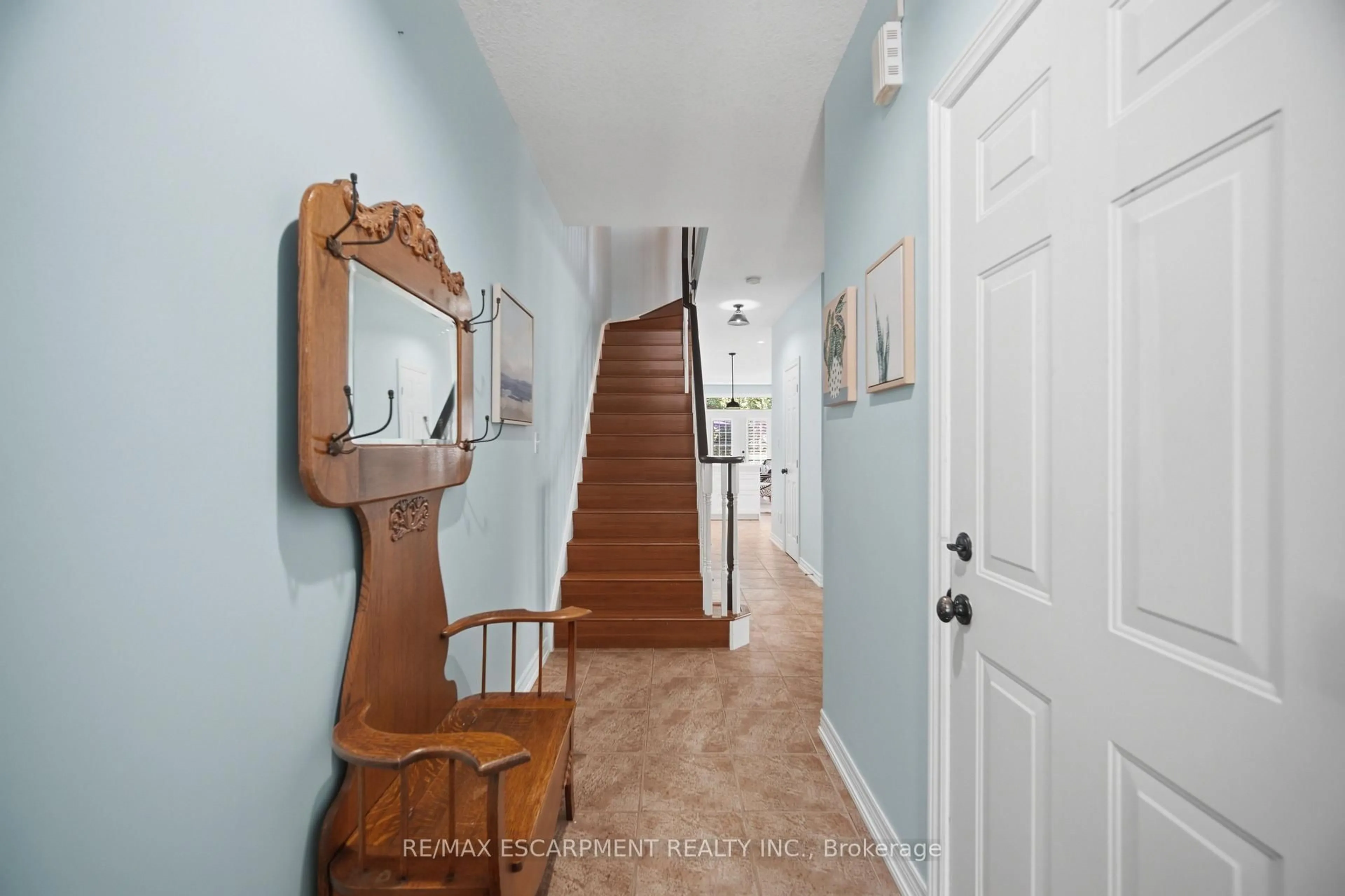 Indoor foyer for 40 Sunnycroft Crt, Hamilton Ontario L8B 0L3