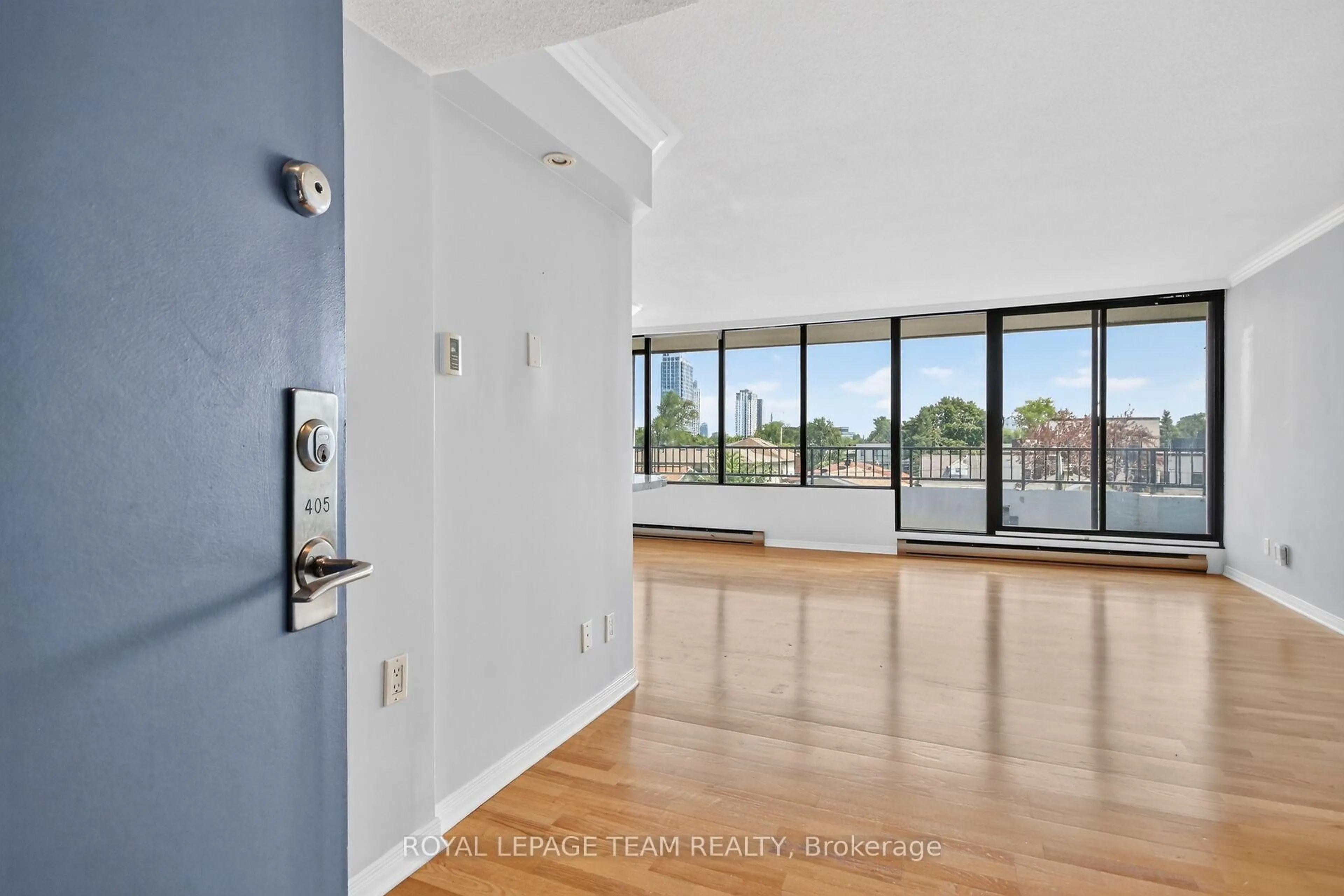 Indoor foyer for 370 Dominion Ave #405, Ottawa Ontario K2A 3X4
