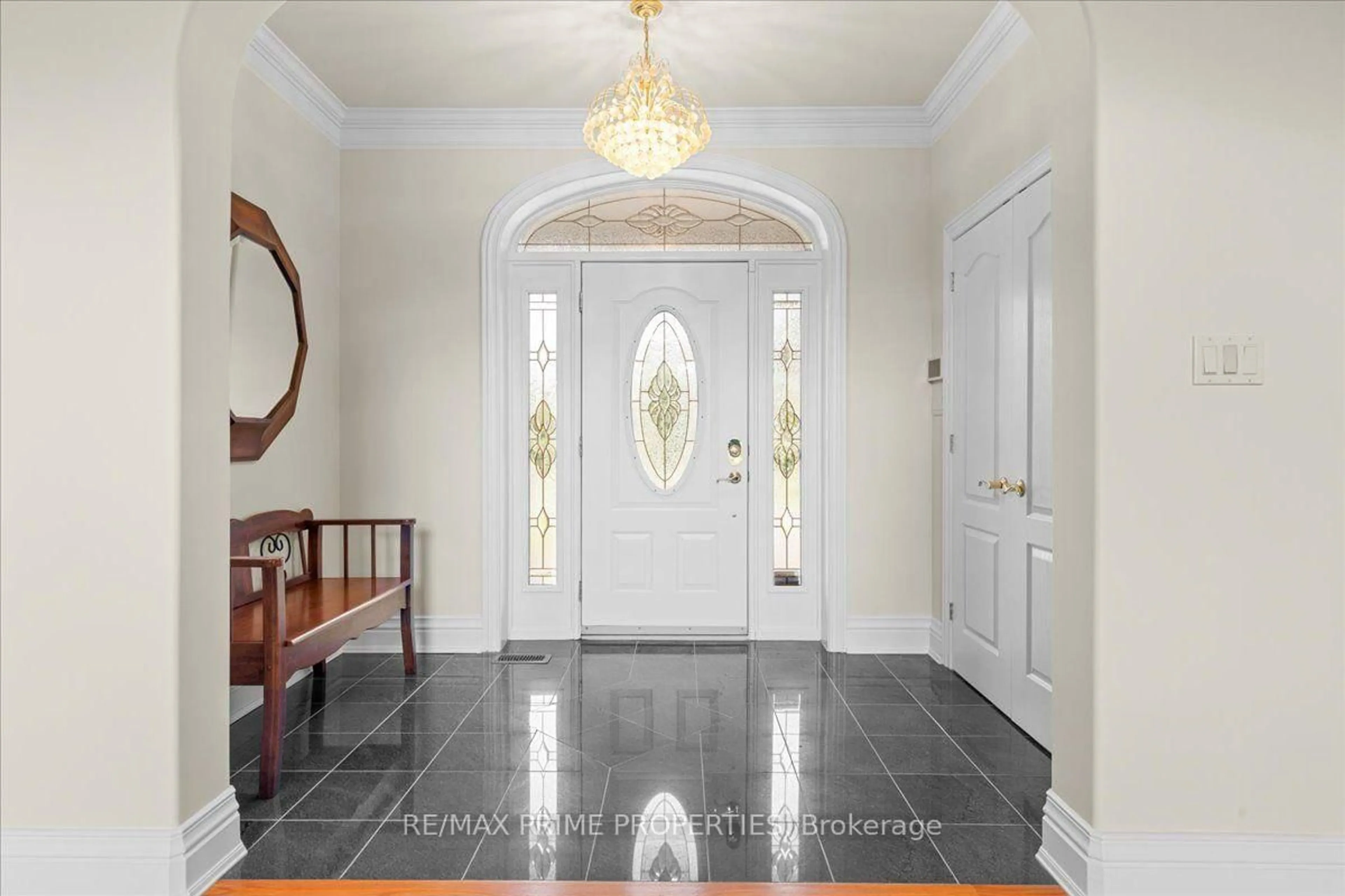 Indoor entryway for 1435 Shalom St, Ottawa Ontario K4C 1E2