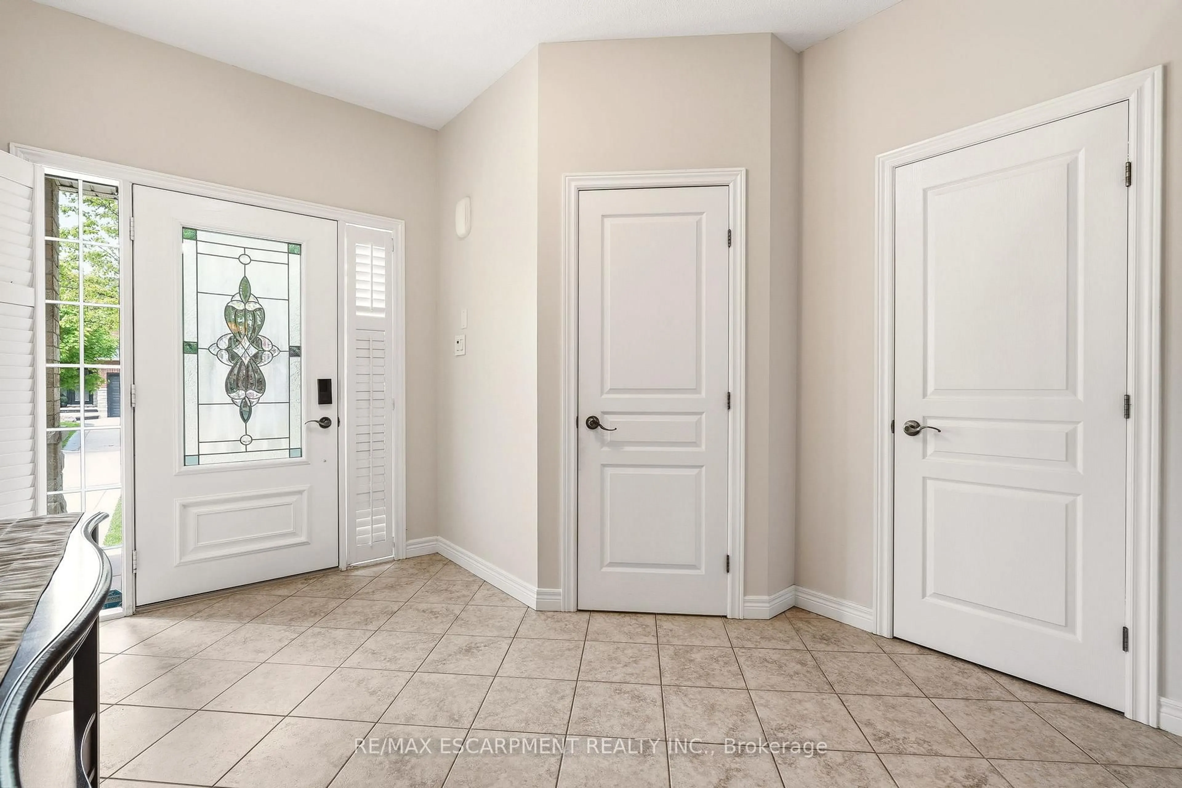 Indoor entryway for 64 Wilbur Dr, Hamilton Ontario L0R 1C0