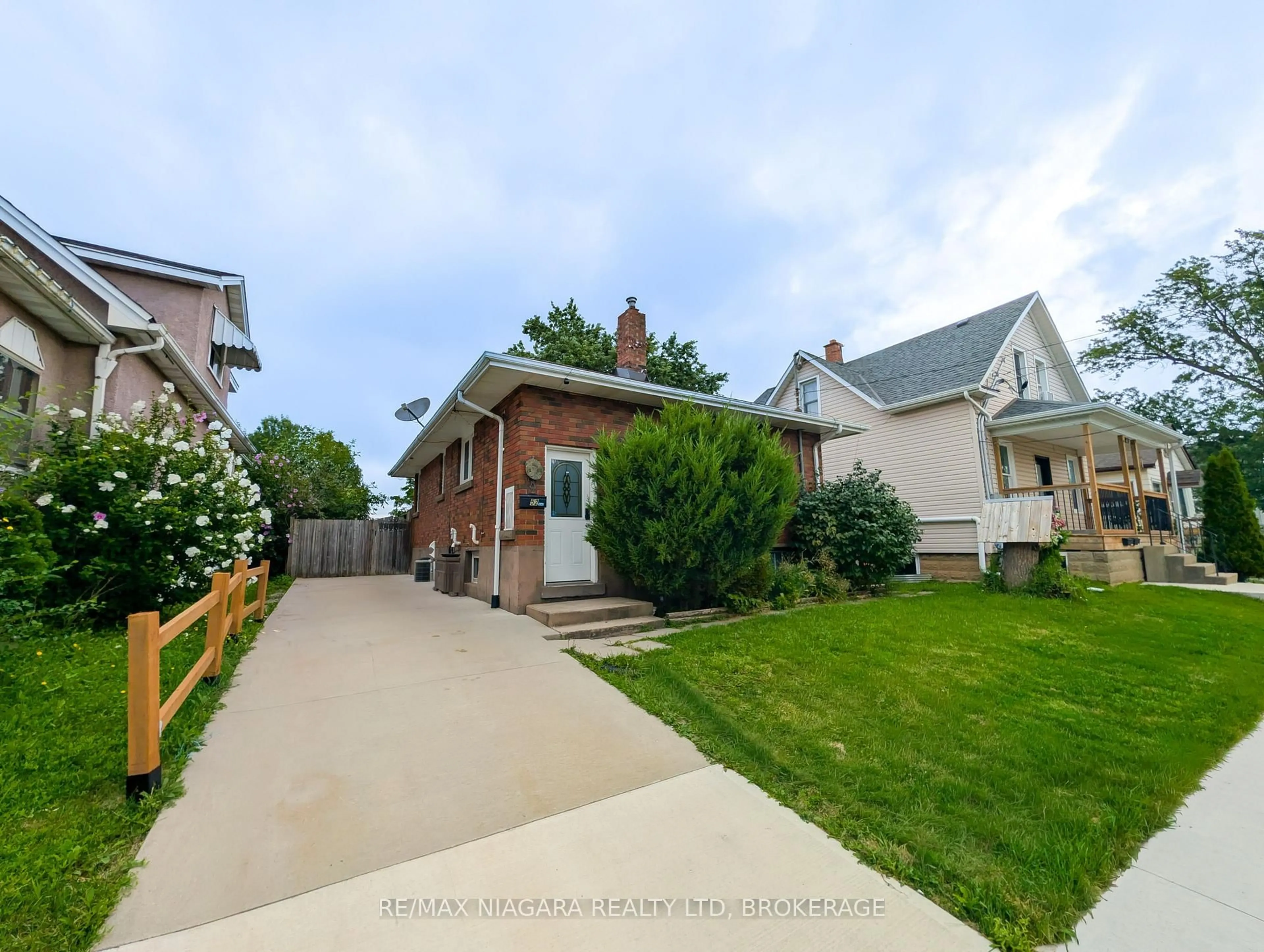 A pic from outside/outdoor area/front of a property/back of a property/a pic from drone, street for 52 Fifth St, Welland Ontario L3B 4Z5