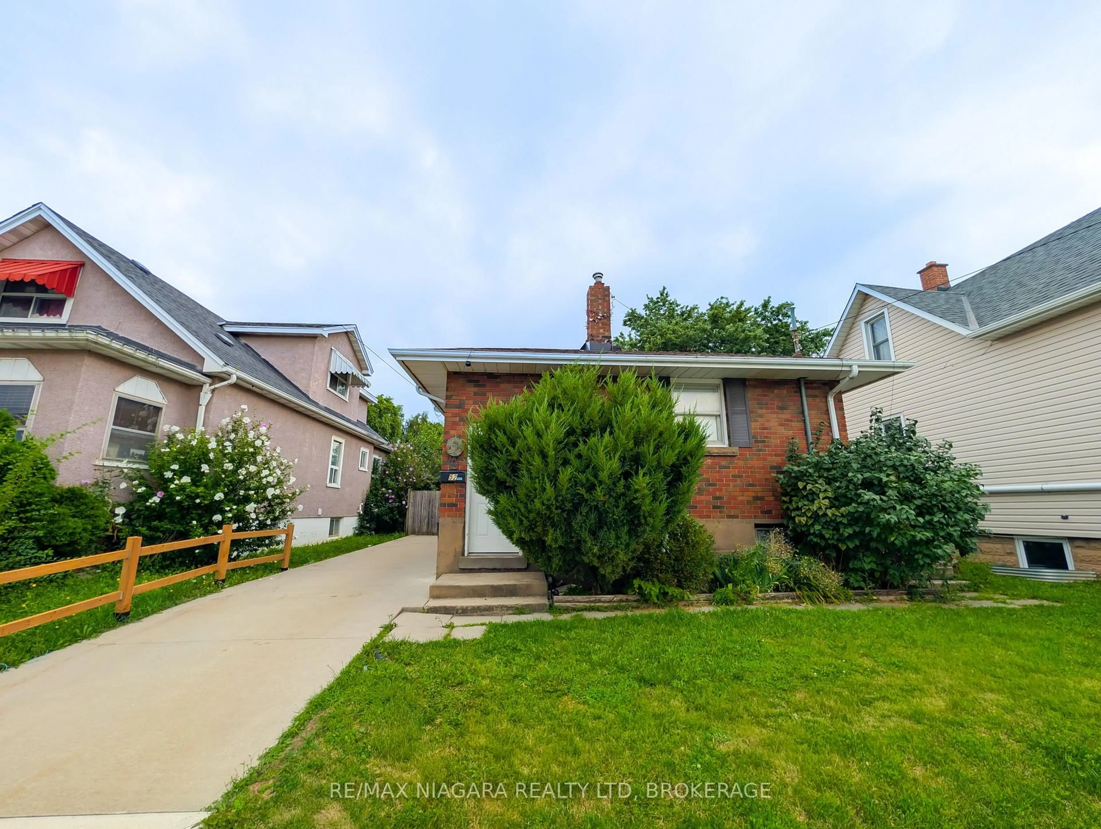 A pic from outside/outdoor area/front of a property/back of a property/a pic from drone, street for 52 Fifth St, Welland Ontario L3B 4Z5