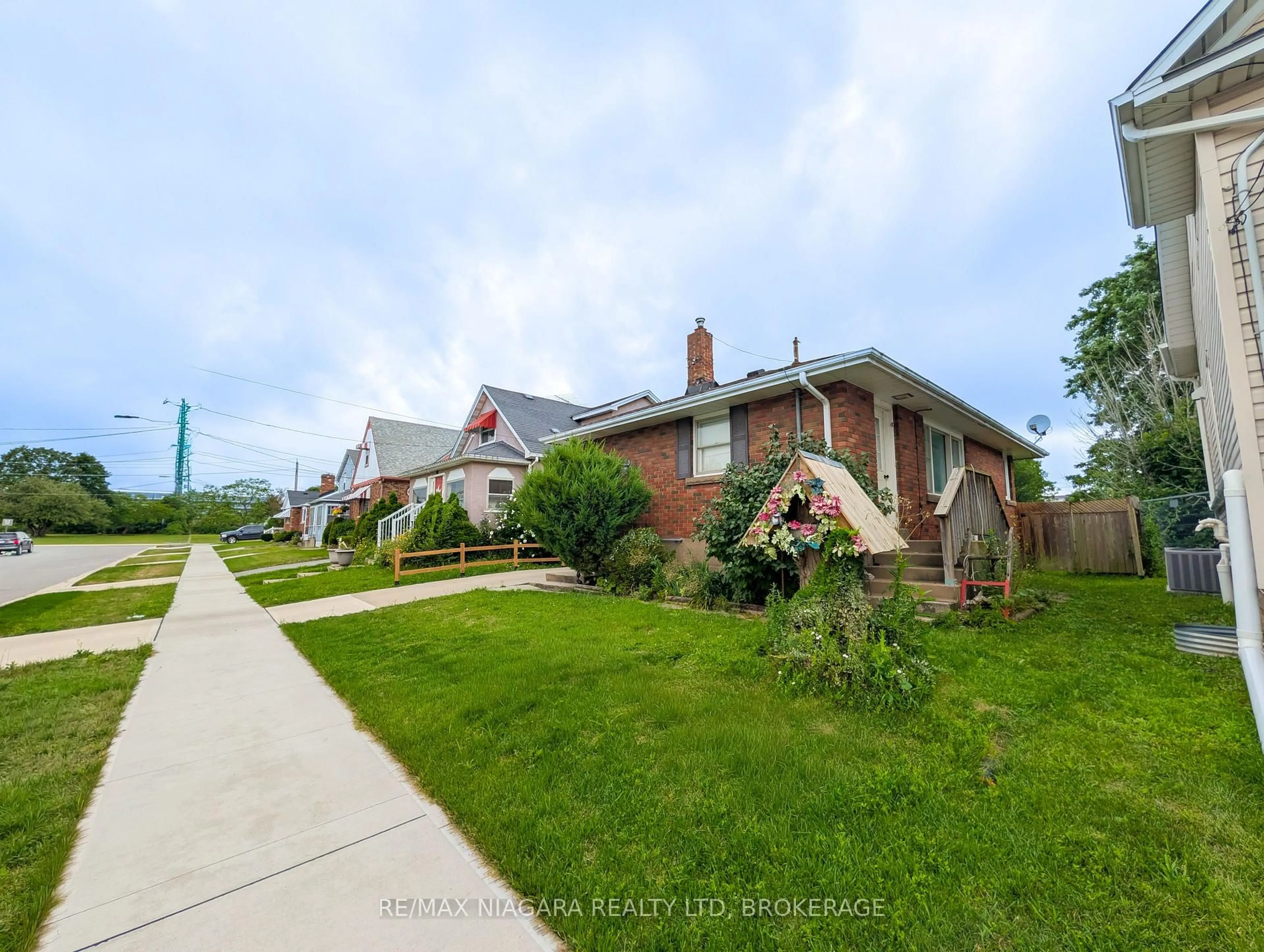 A pic from outside/outdoor area/front of a property/back of a property/a pic from drone, street for 52 Fifth St, Welland Ontario L3B 4Z5