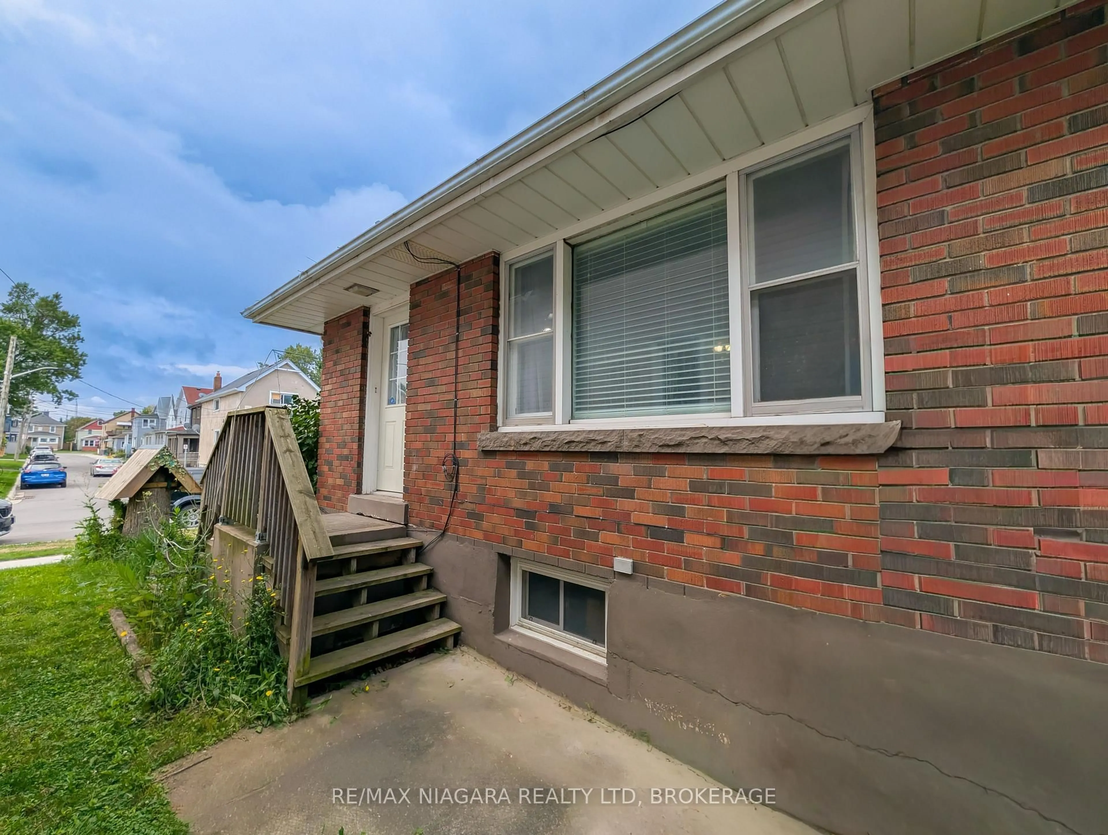 Home with brick exterior material, street for 52 Fifth St, Welland Ontario L3B 4Z5