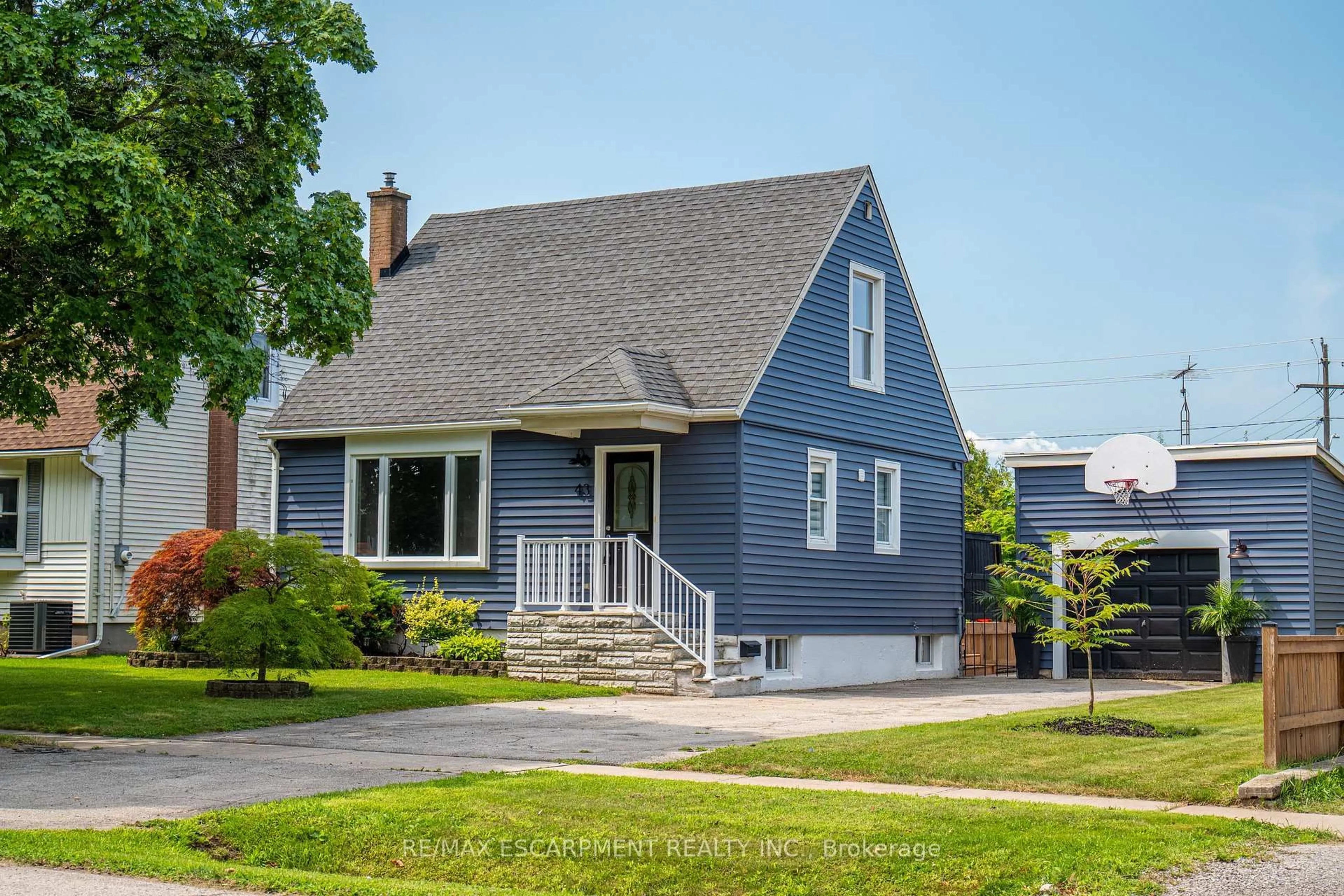 Home with vinyl exterior material, street for 43 Ghent St, St. Catharines Ontario L2M 2C6