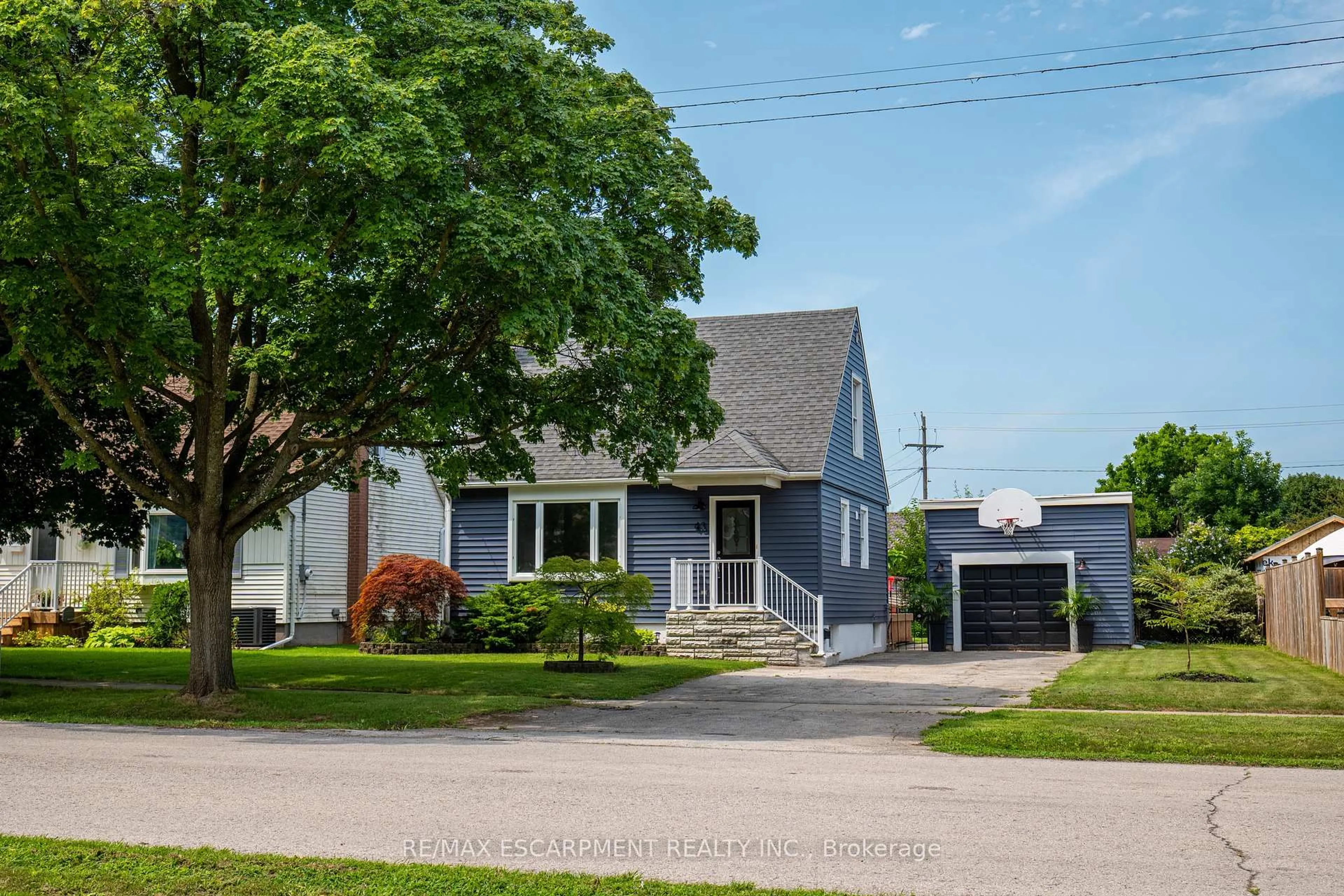 Home with vinyl exterior material, street for 43 Ghent St, St. Catharines Ontario L2M 2C6