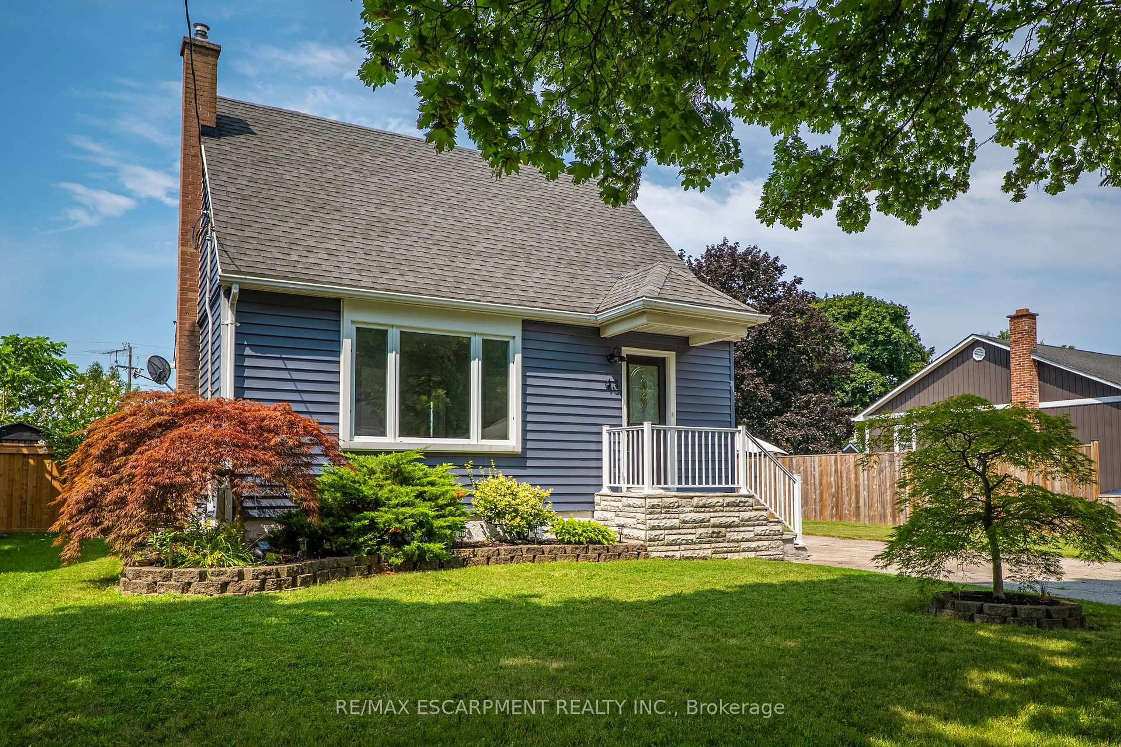 Home with vinyl exterior material, street for 43 Ghent St, St. Catharines Ontario L2M 2C6