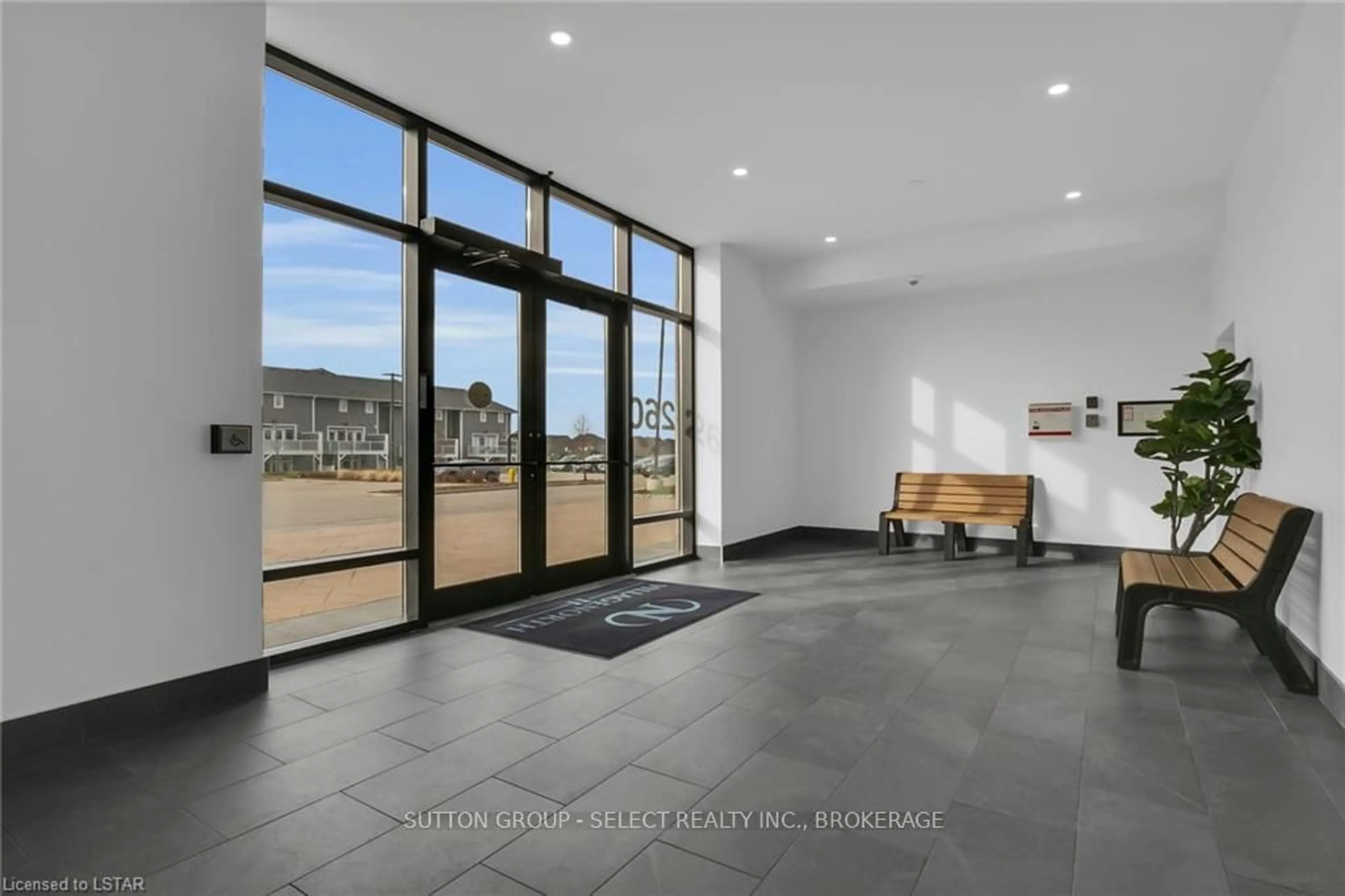 Indoor foyer for 260 VILLAGEWALK Blvd #1002, London North Ontario N6G 0P6