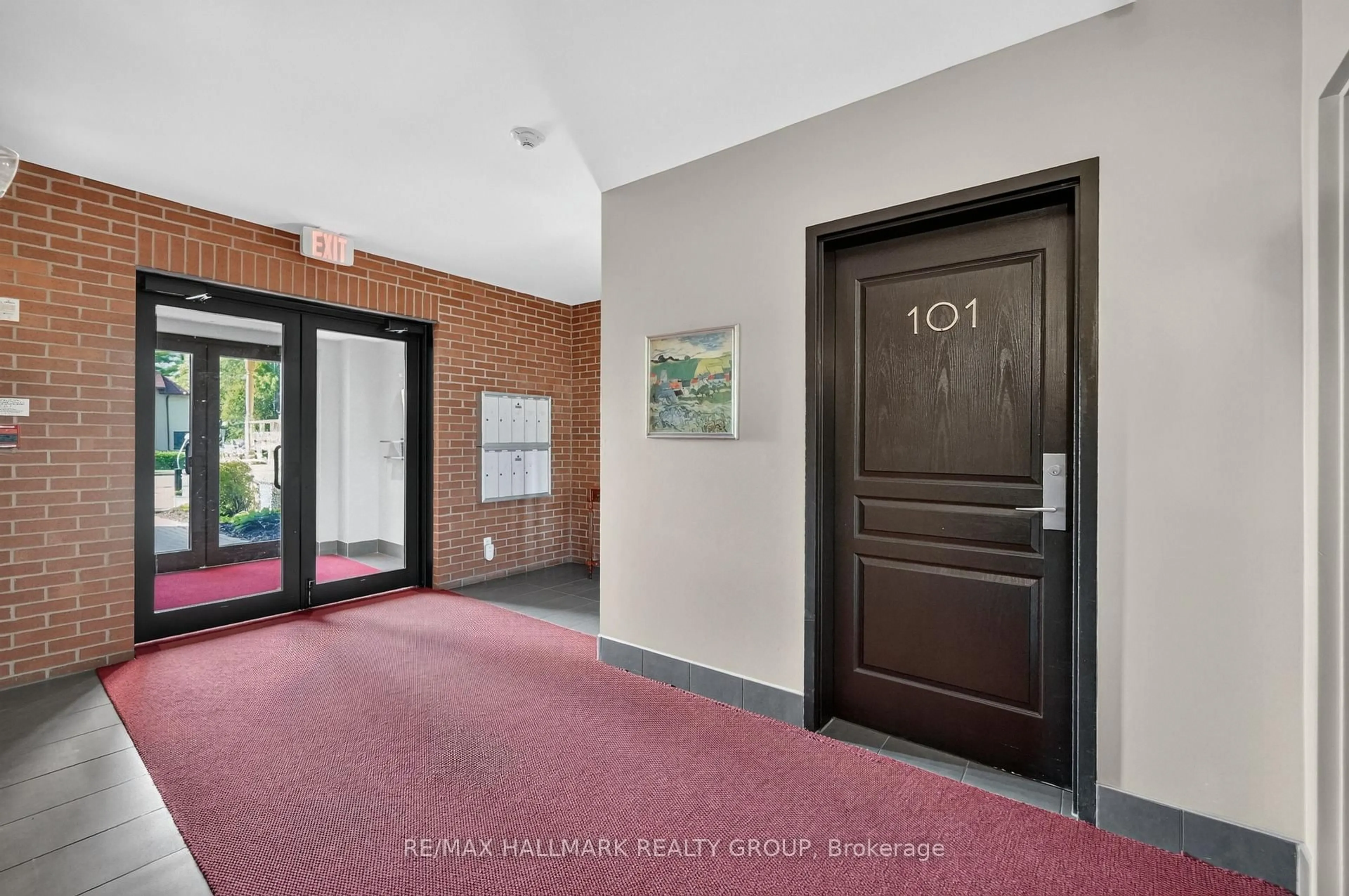 Indoor foyer for 419 Laurier Ave #101, Ottawa Ontario K1N 6R4