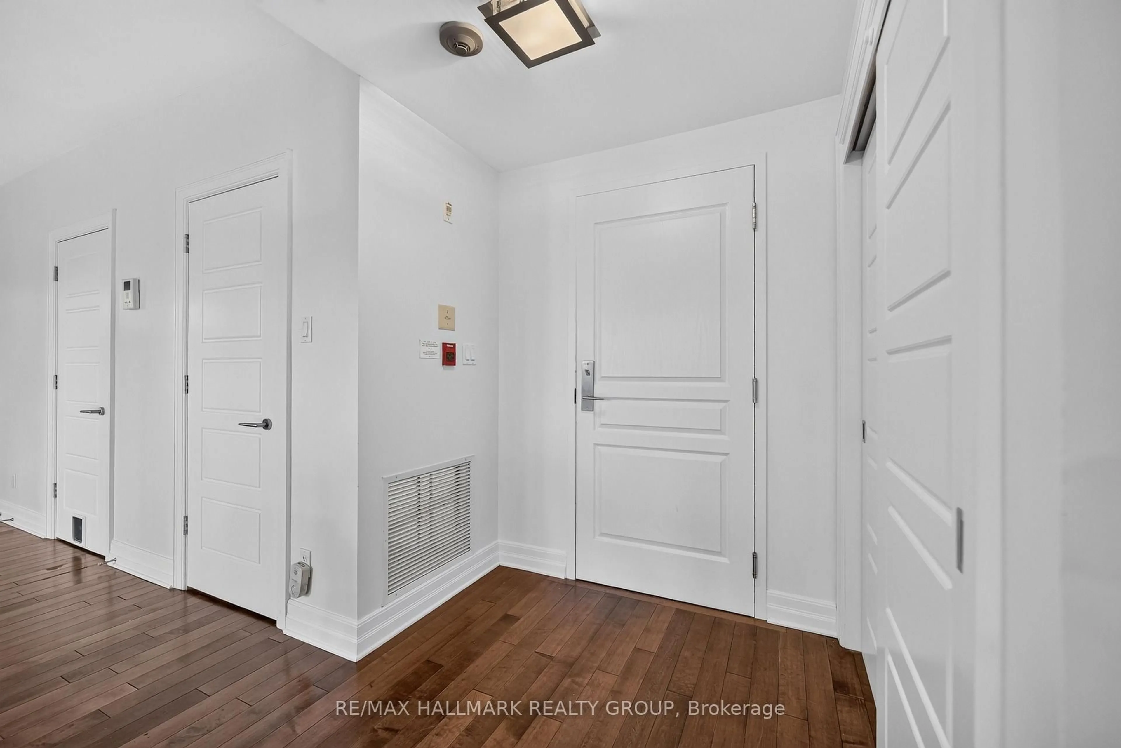 Indoor entryway for 419 Laurier Ave #101, Ottawa Ontario K1N 6R4