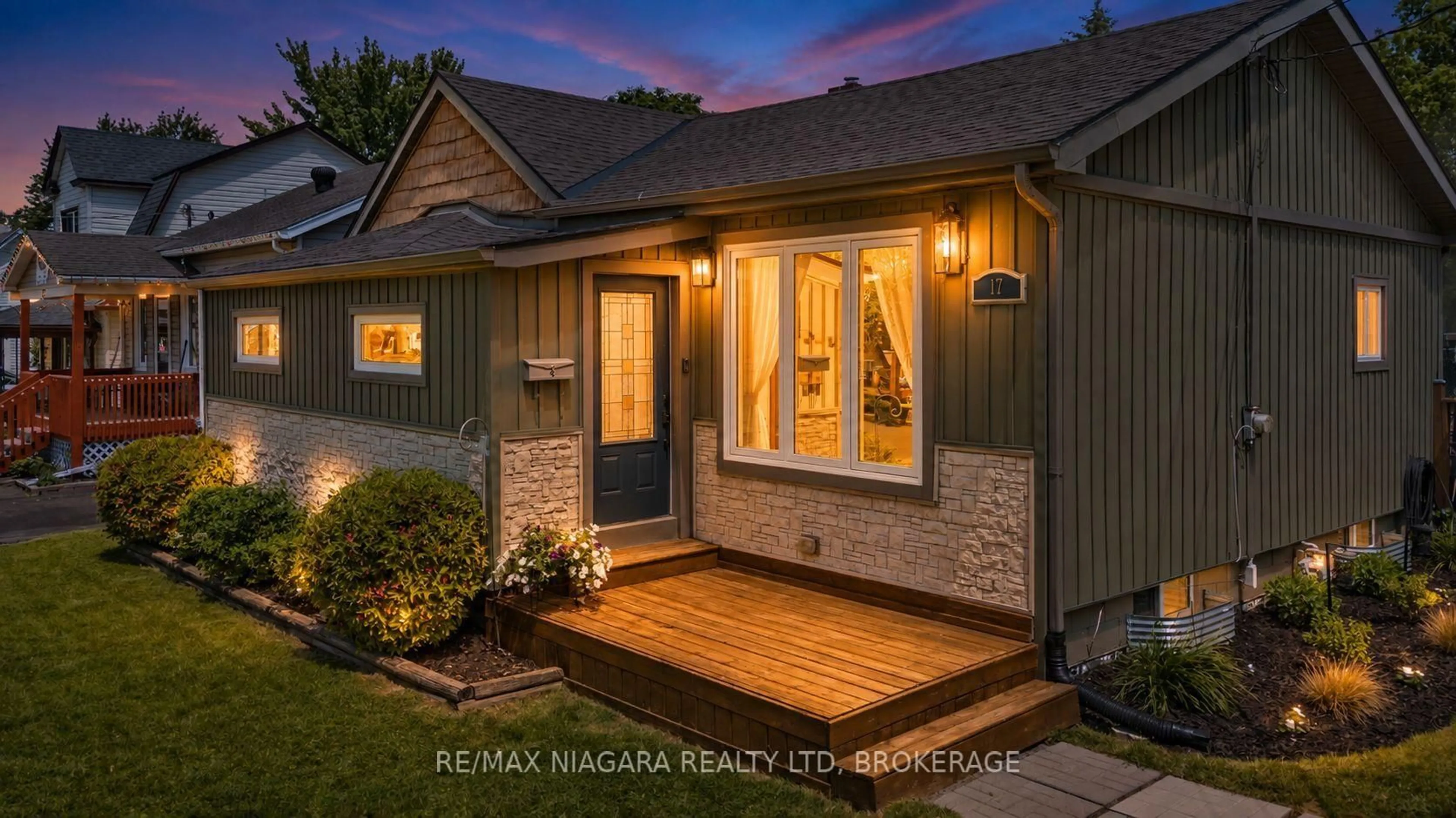 Home with vinyl exterior material, street for 17 HUMBOLDT Pkwy, Port Colborne Ontario L3K 2H1