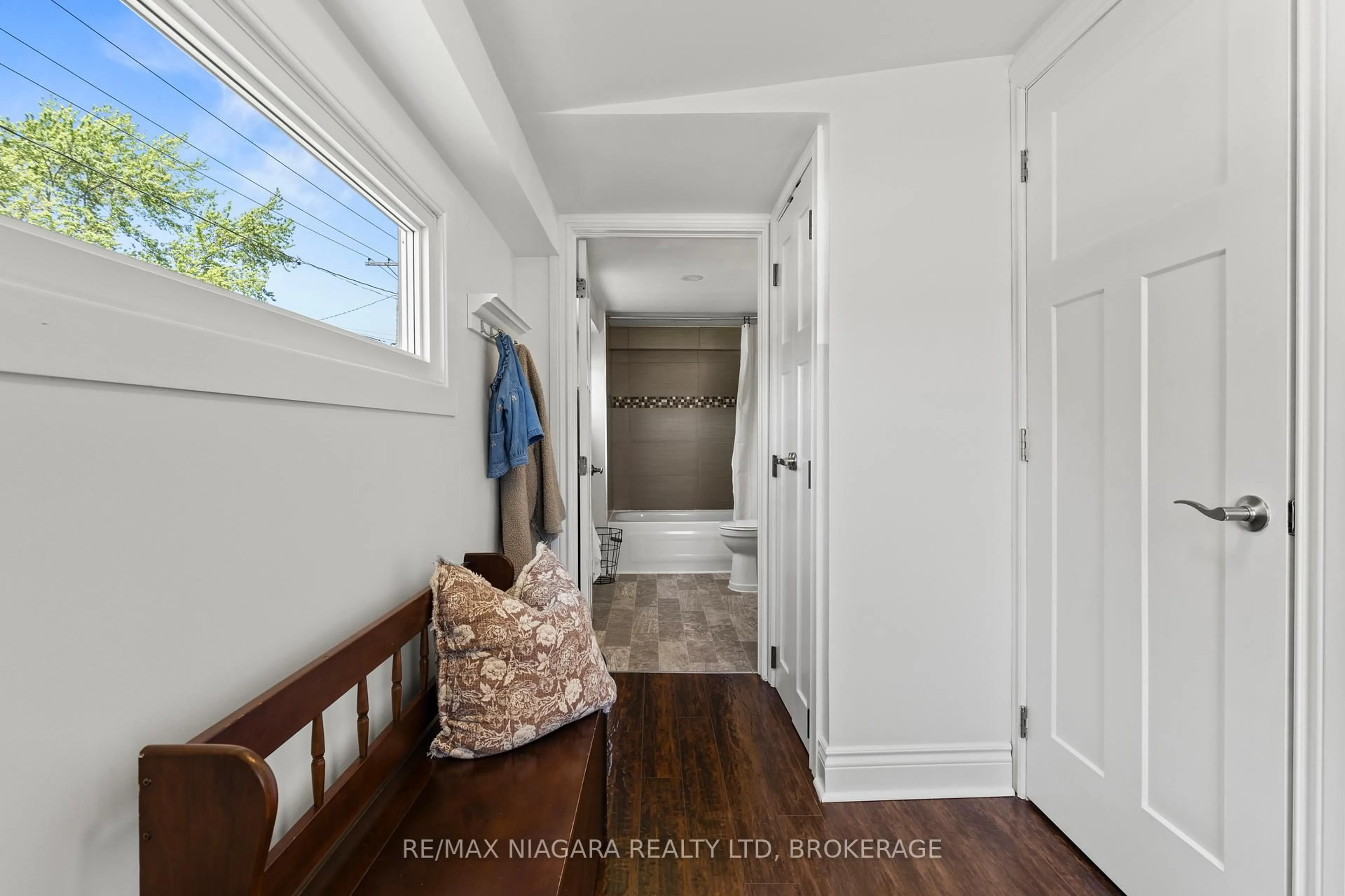 Indoor entryway for 17 HUMBOLDT Pkwy, Port Colborne Ontario L3K 2H1