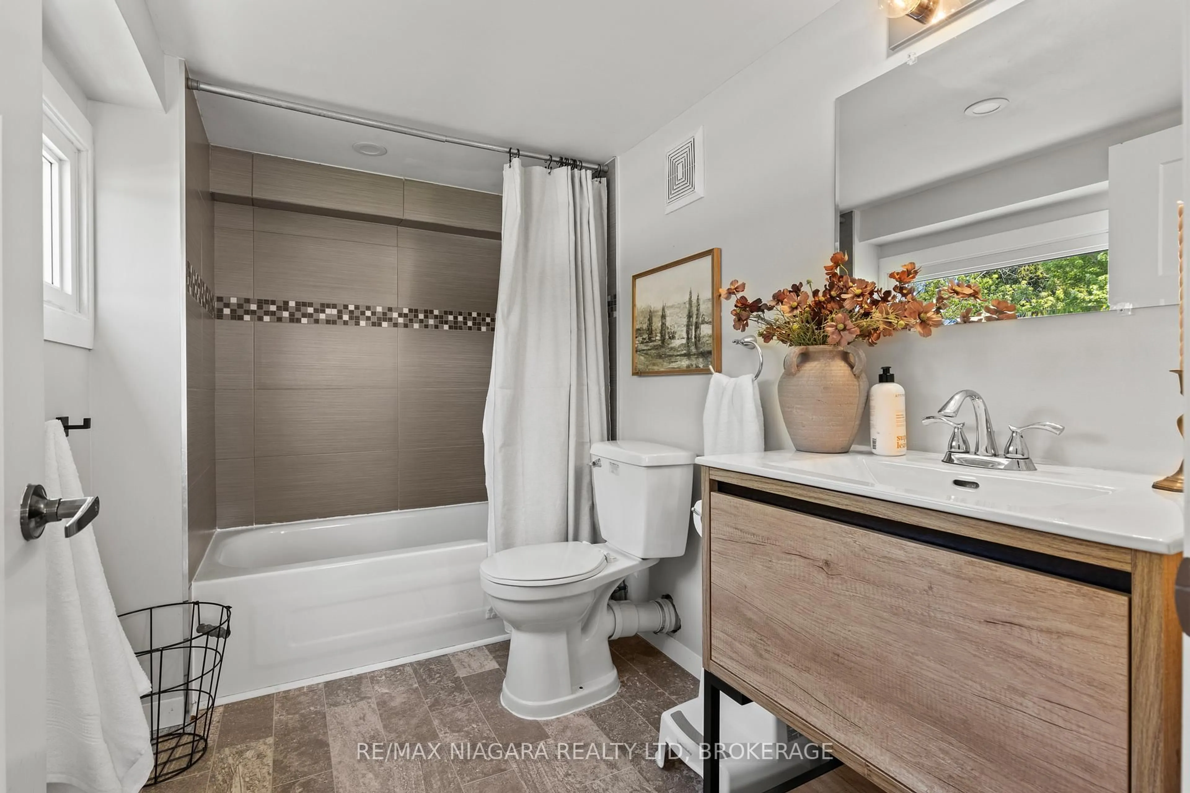 Contemporary bathroom, ceramic/tile floor for 17 HUMBOLDT Pkwy, Port Colborne Ontario L3K 2H1