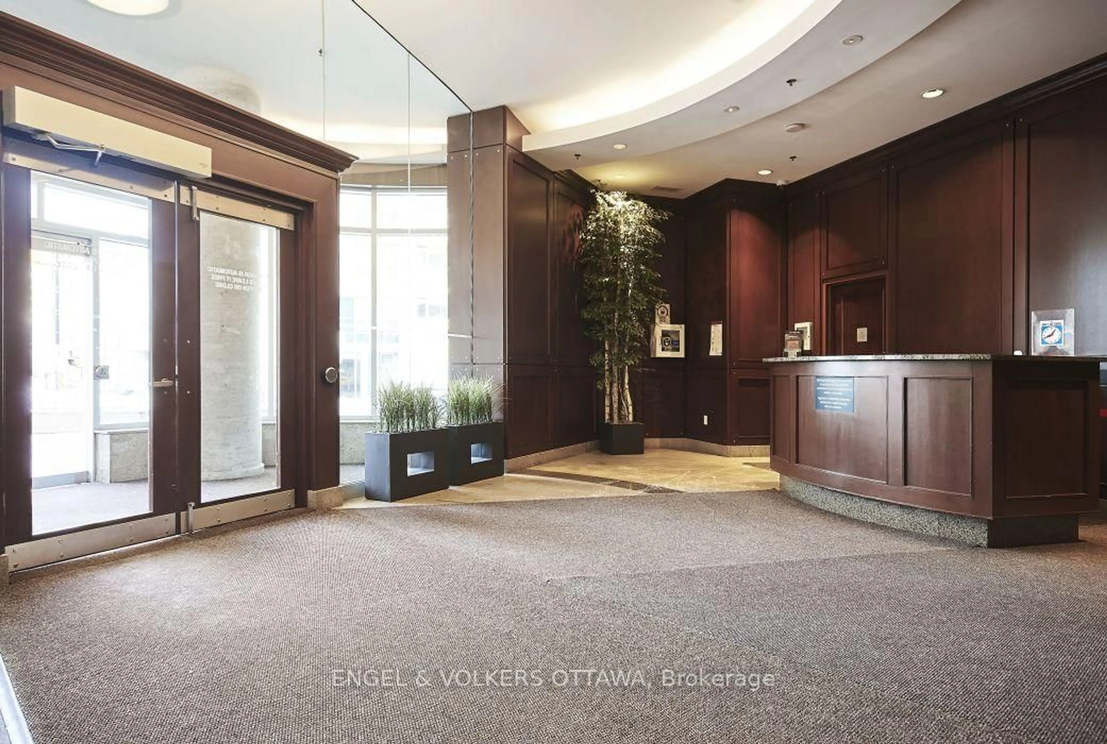 Indoor foyer for 234 Rideau St #902, Ottawa Ontario K1N 0A9