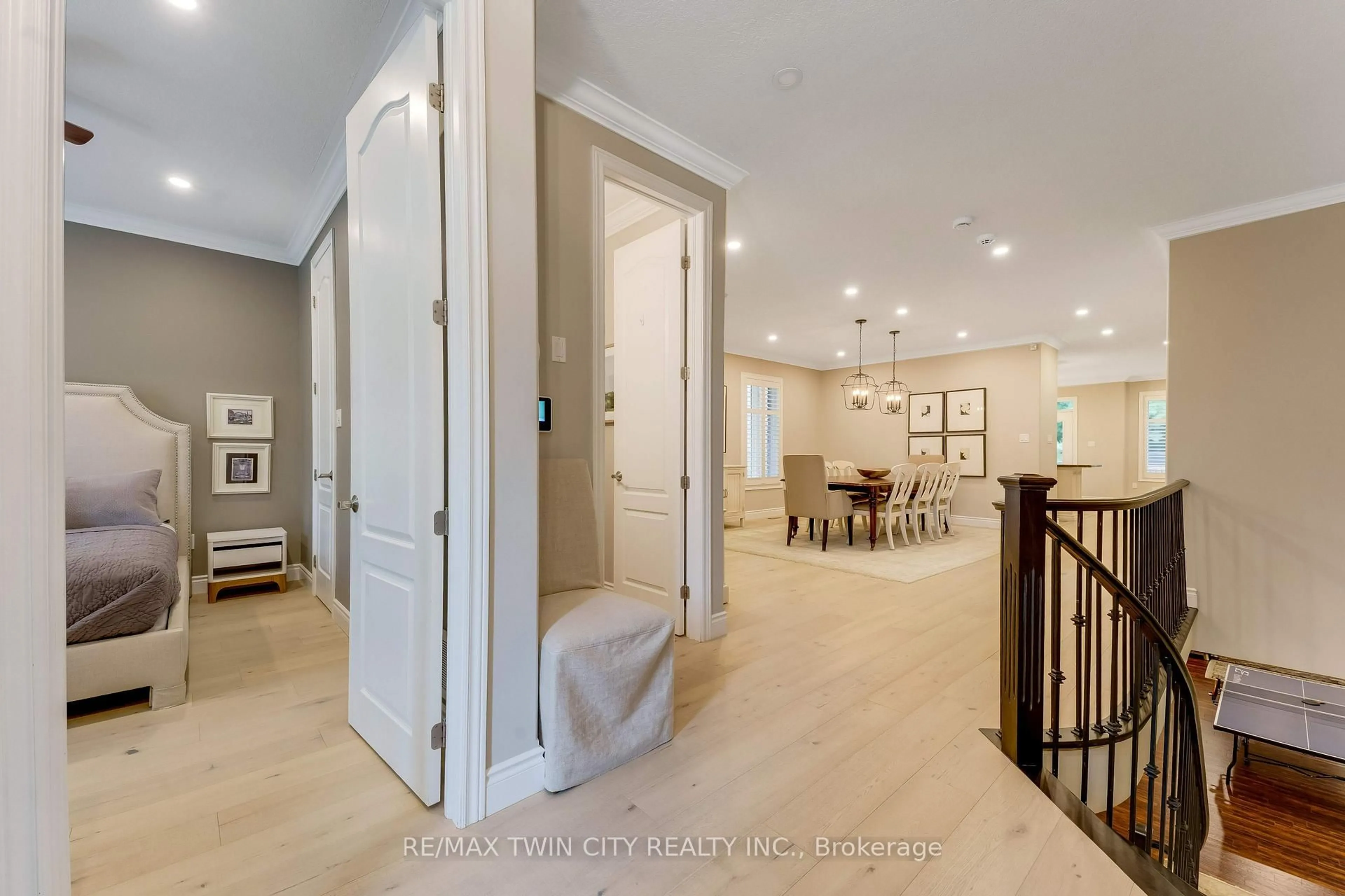 Indoor entryway for 213 Edgewater Cres, Kitchener Ontario N2A 4M2