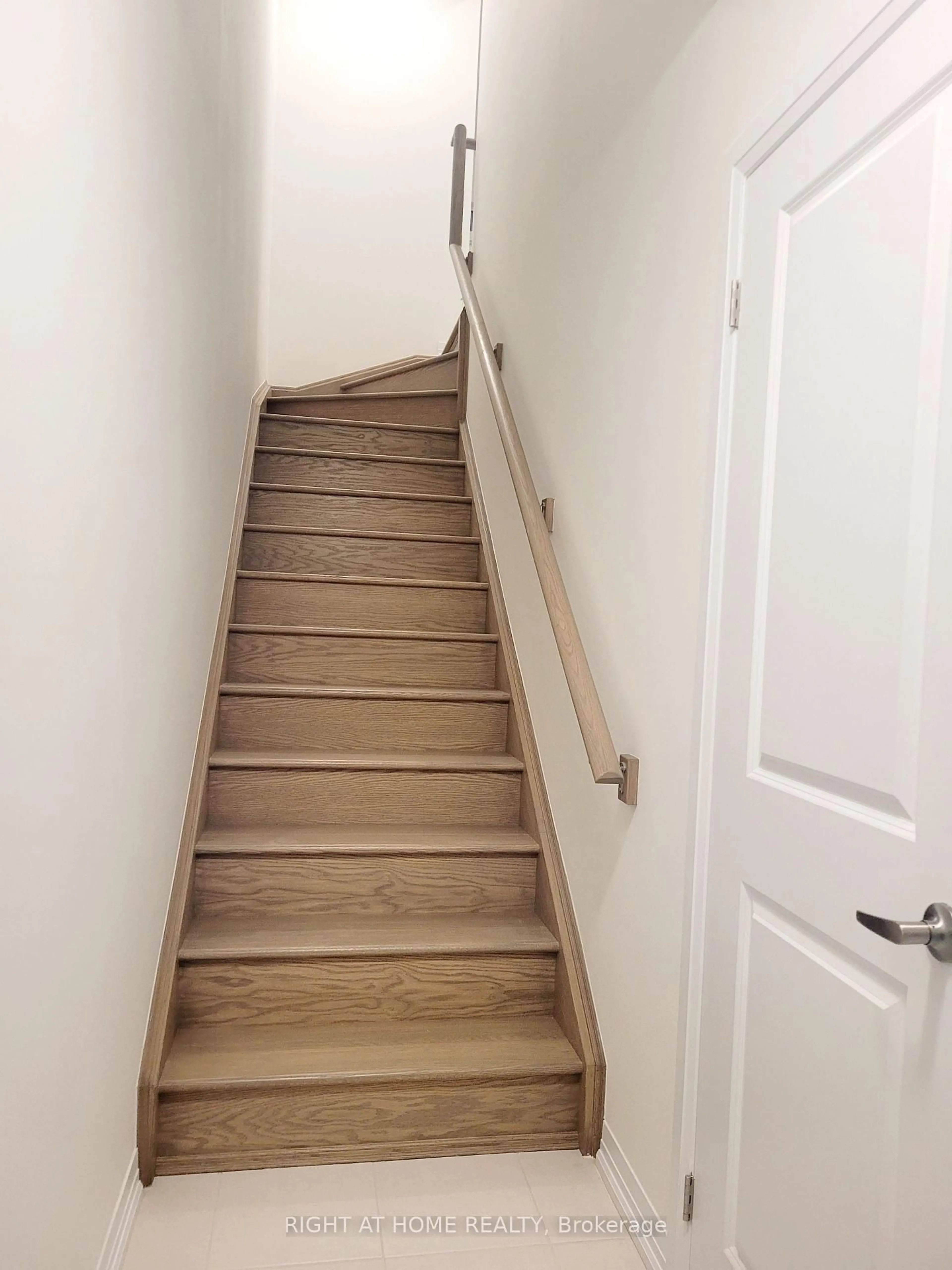 Stairs for 61 Melody Lane, Thorold Ontario L3B 5N5